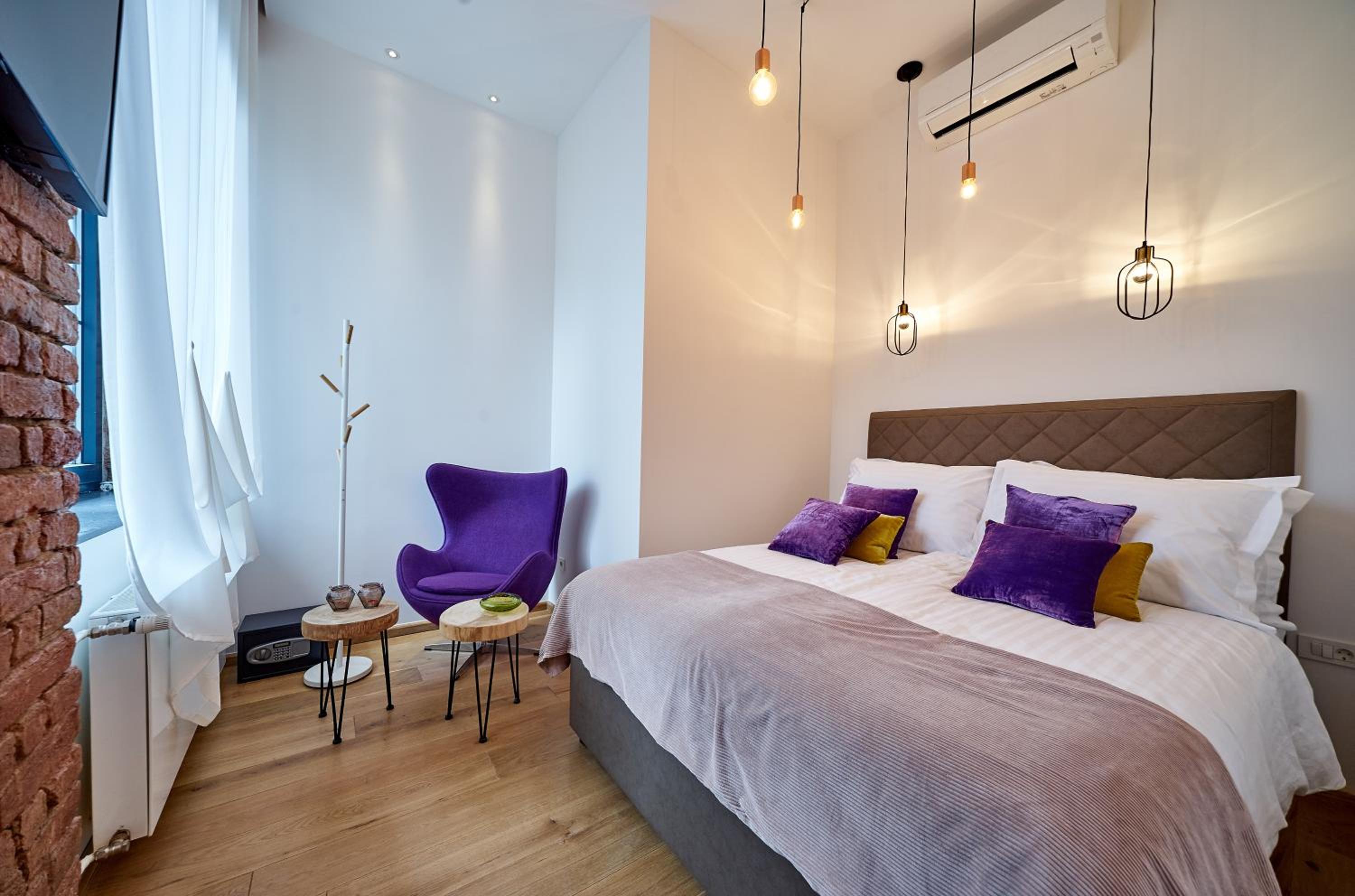 Apartment with Terrace - Photo 9