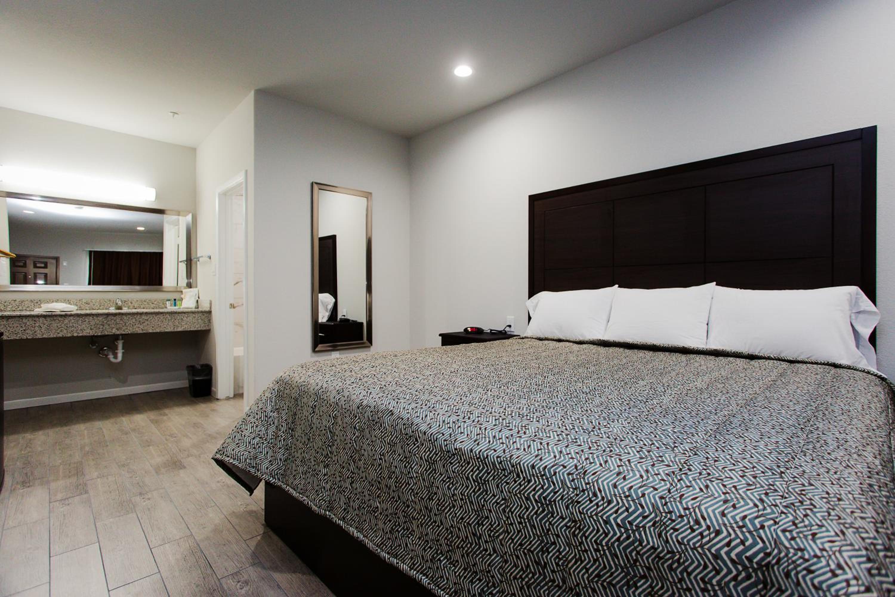 Standard King Room - Photo 3