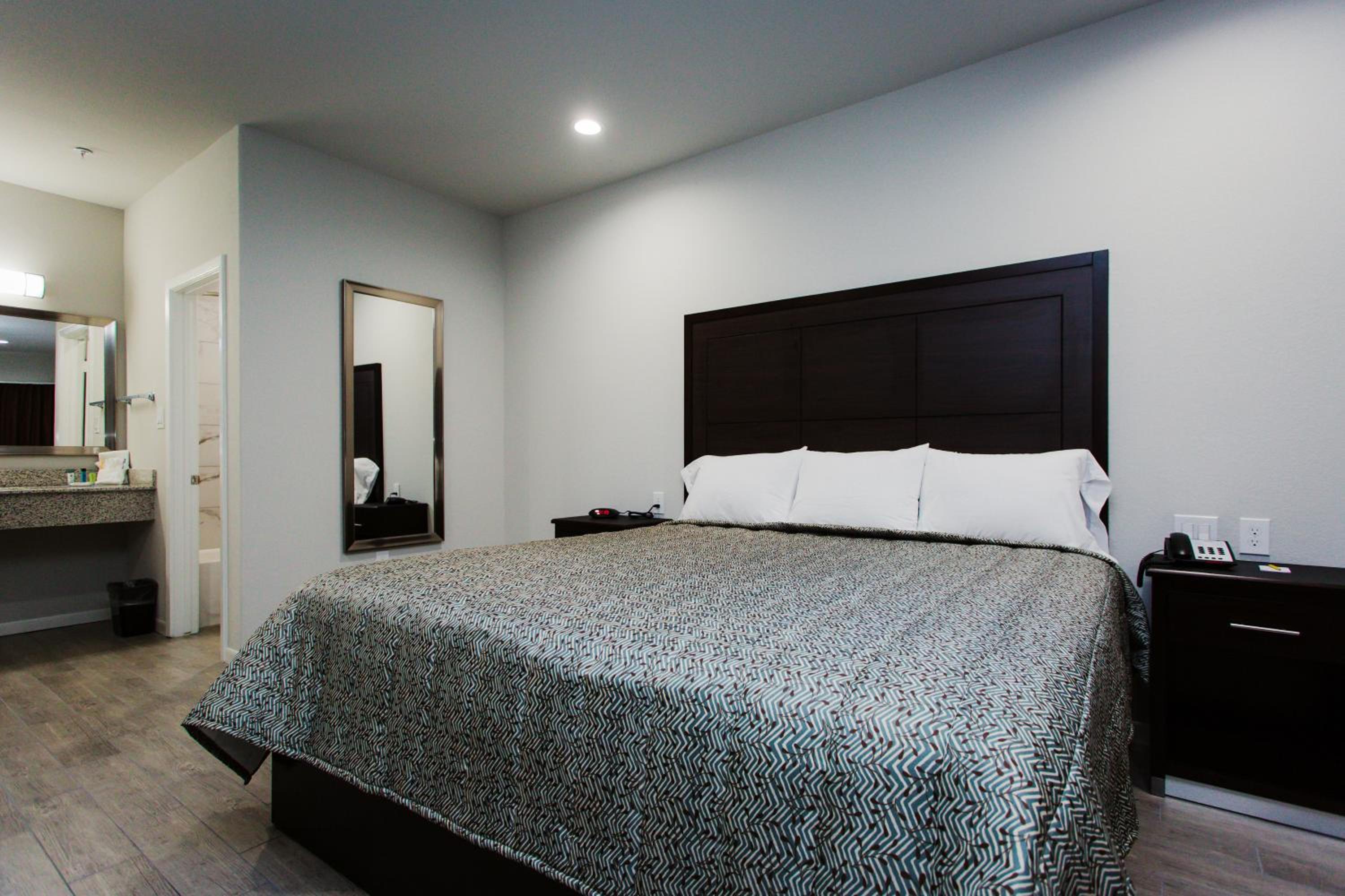 Standard King Room - Photo 5