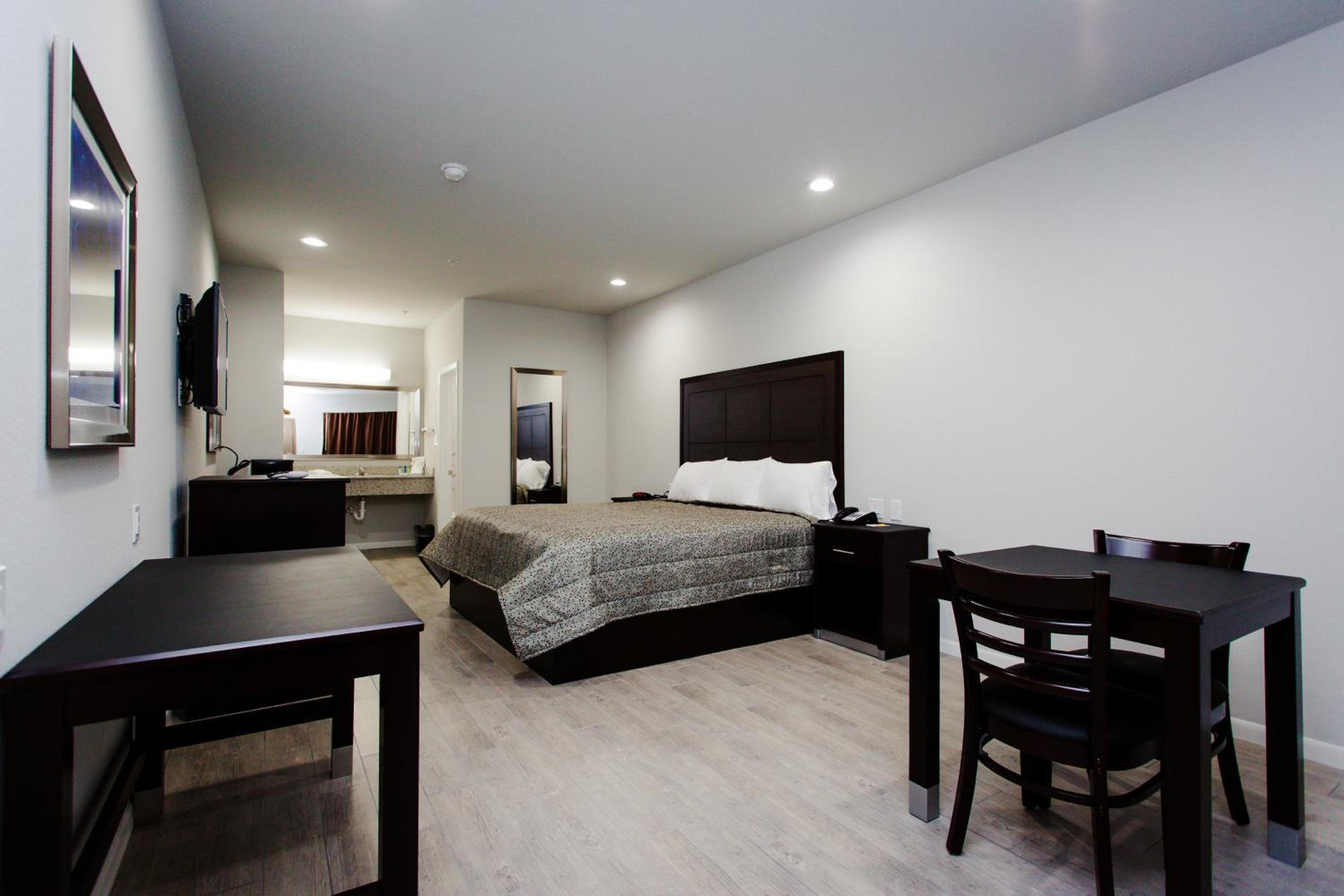 Standard King Room - Photo 8