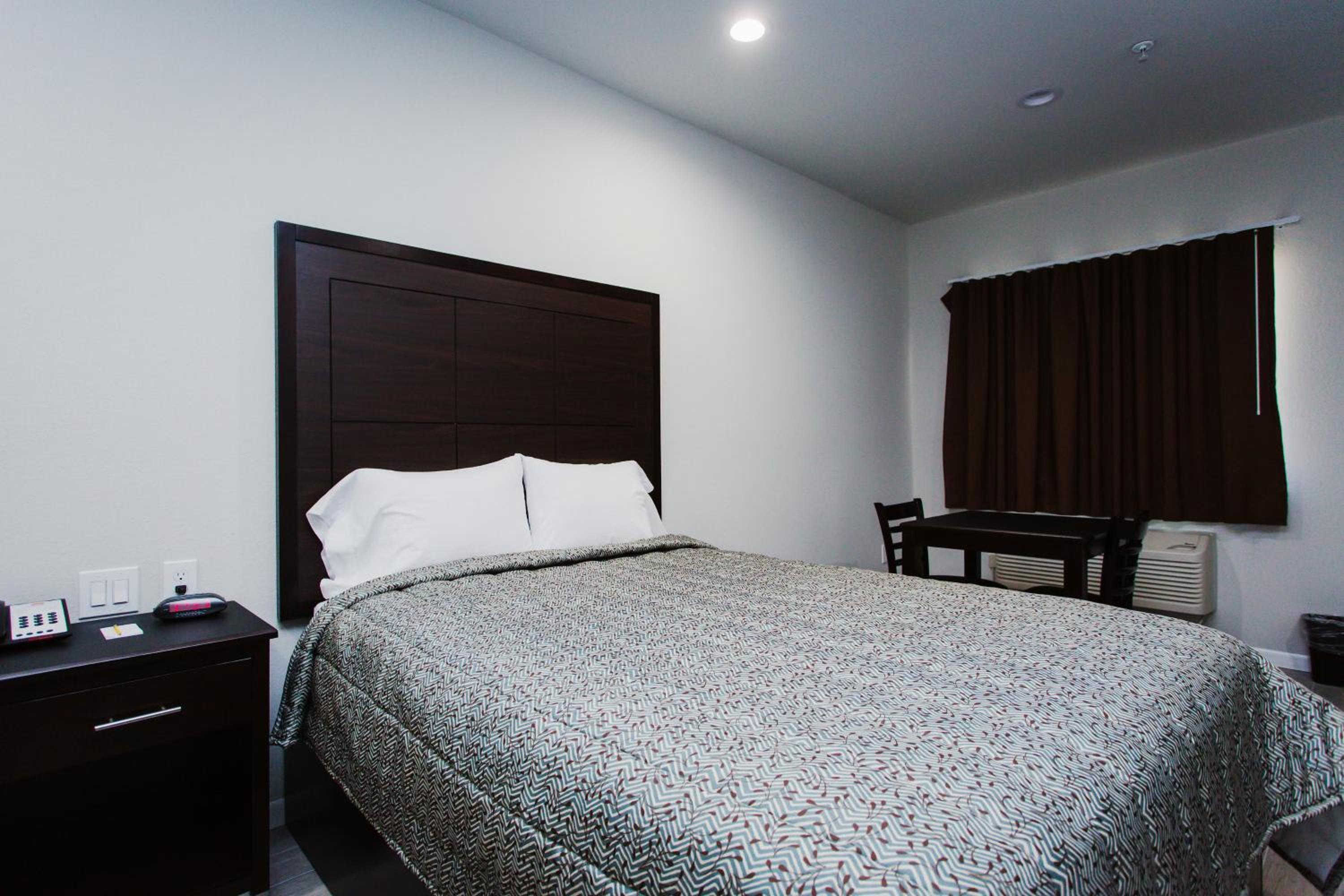 Standard King Room - Photo 9