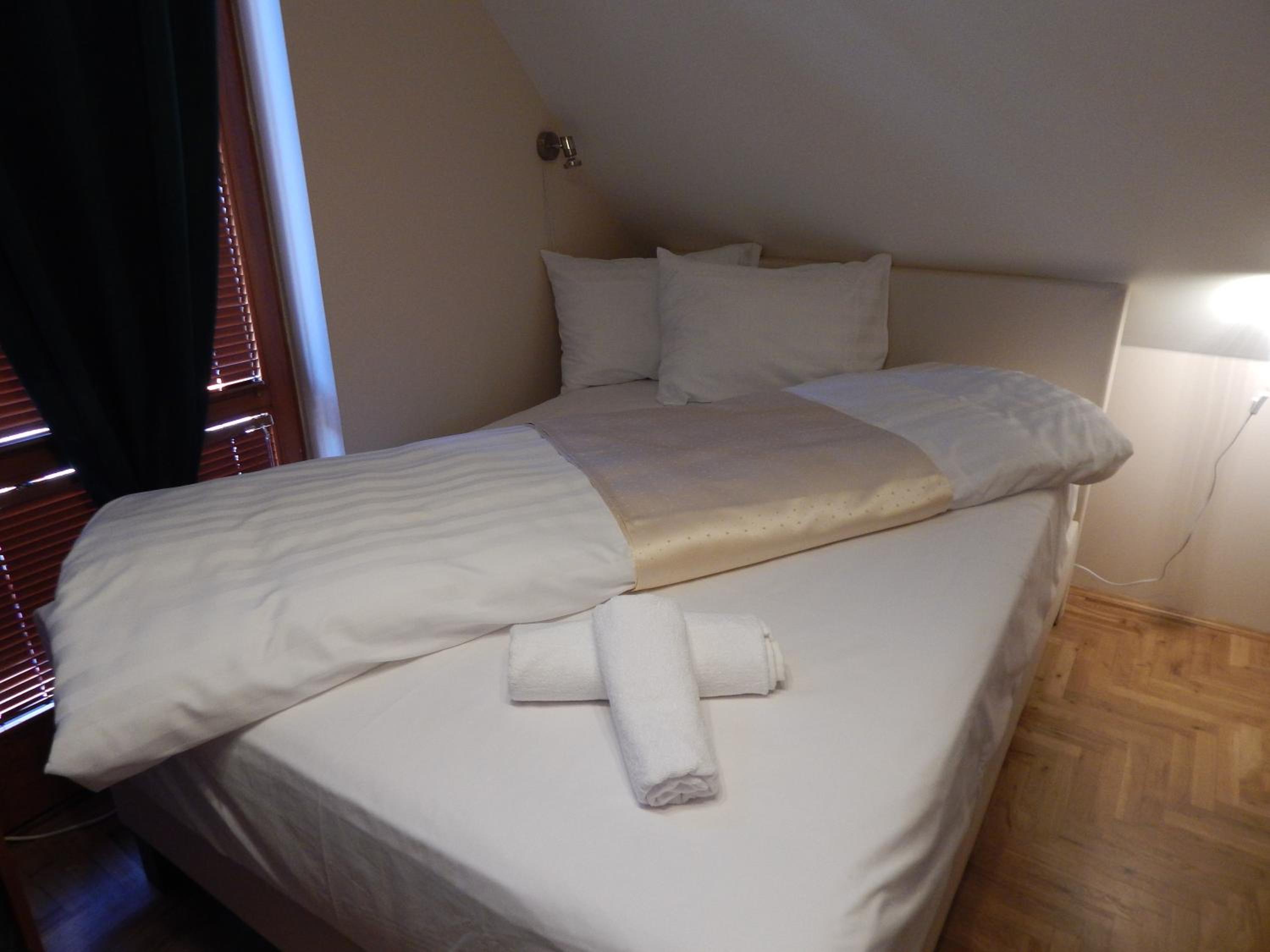 Standard Double Room - Photo 11