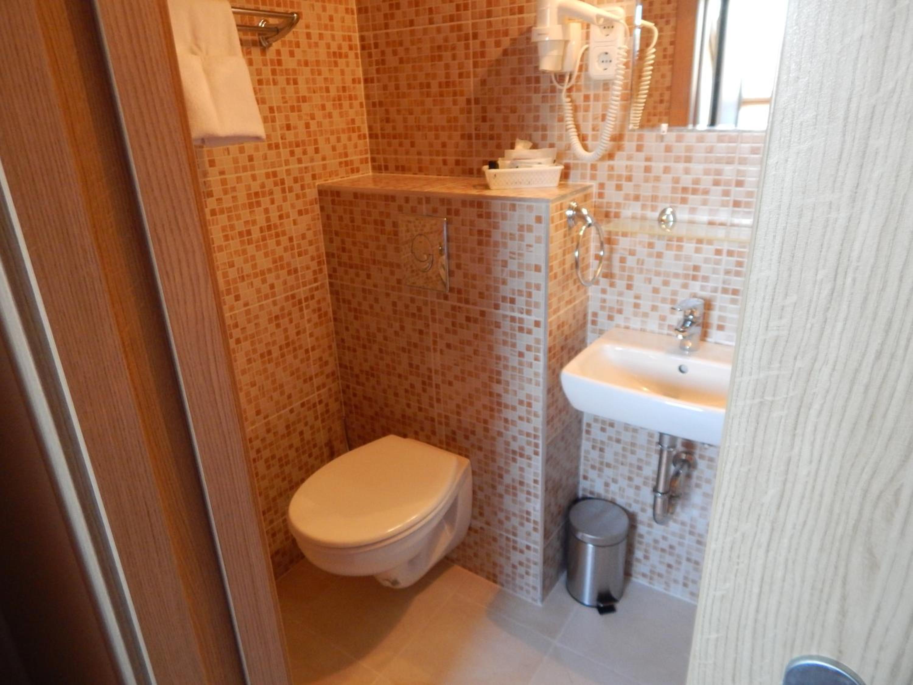 Economy Double Room - Photo 8