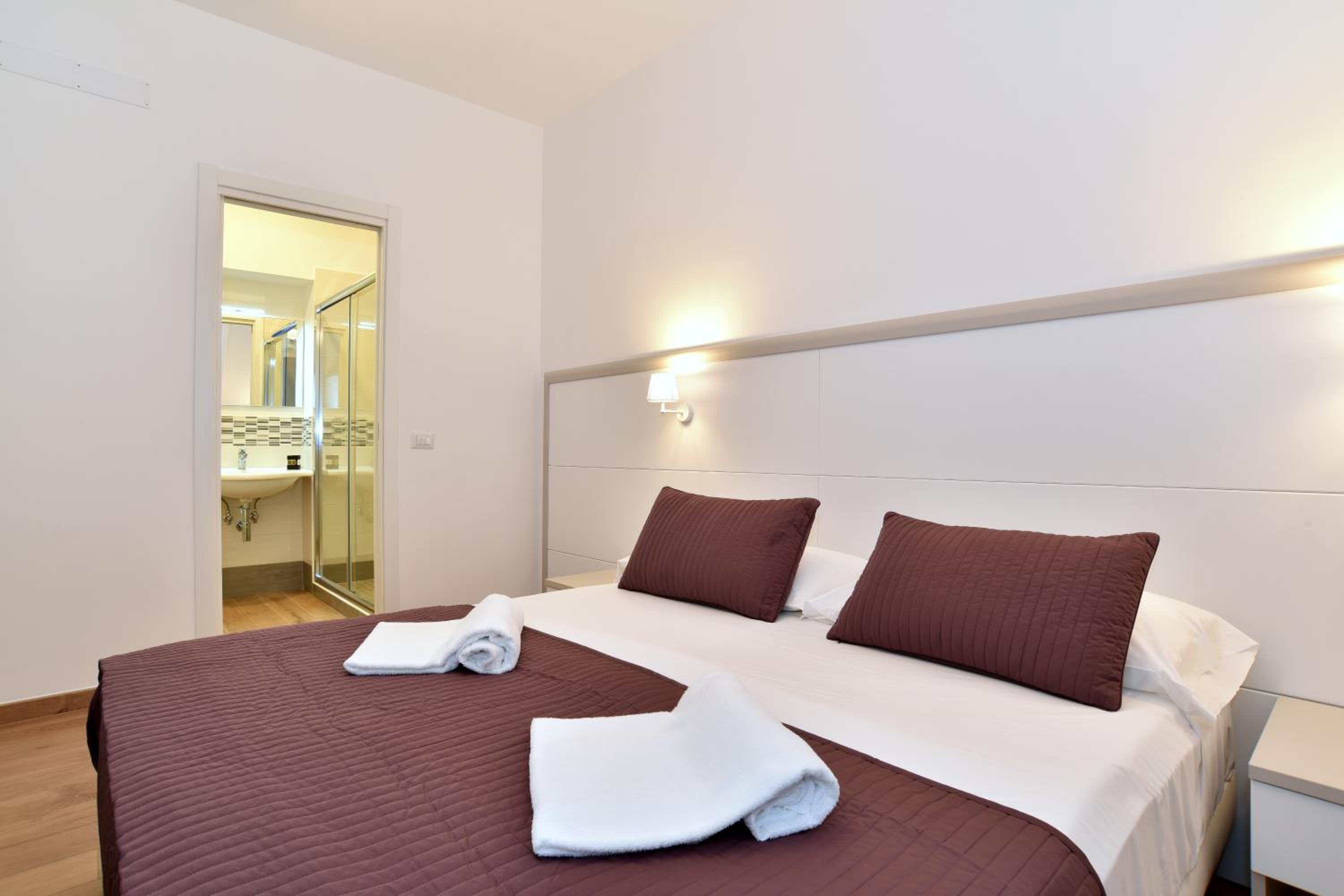 Deluxe Double or Twin Room - Photo 5