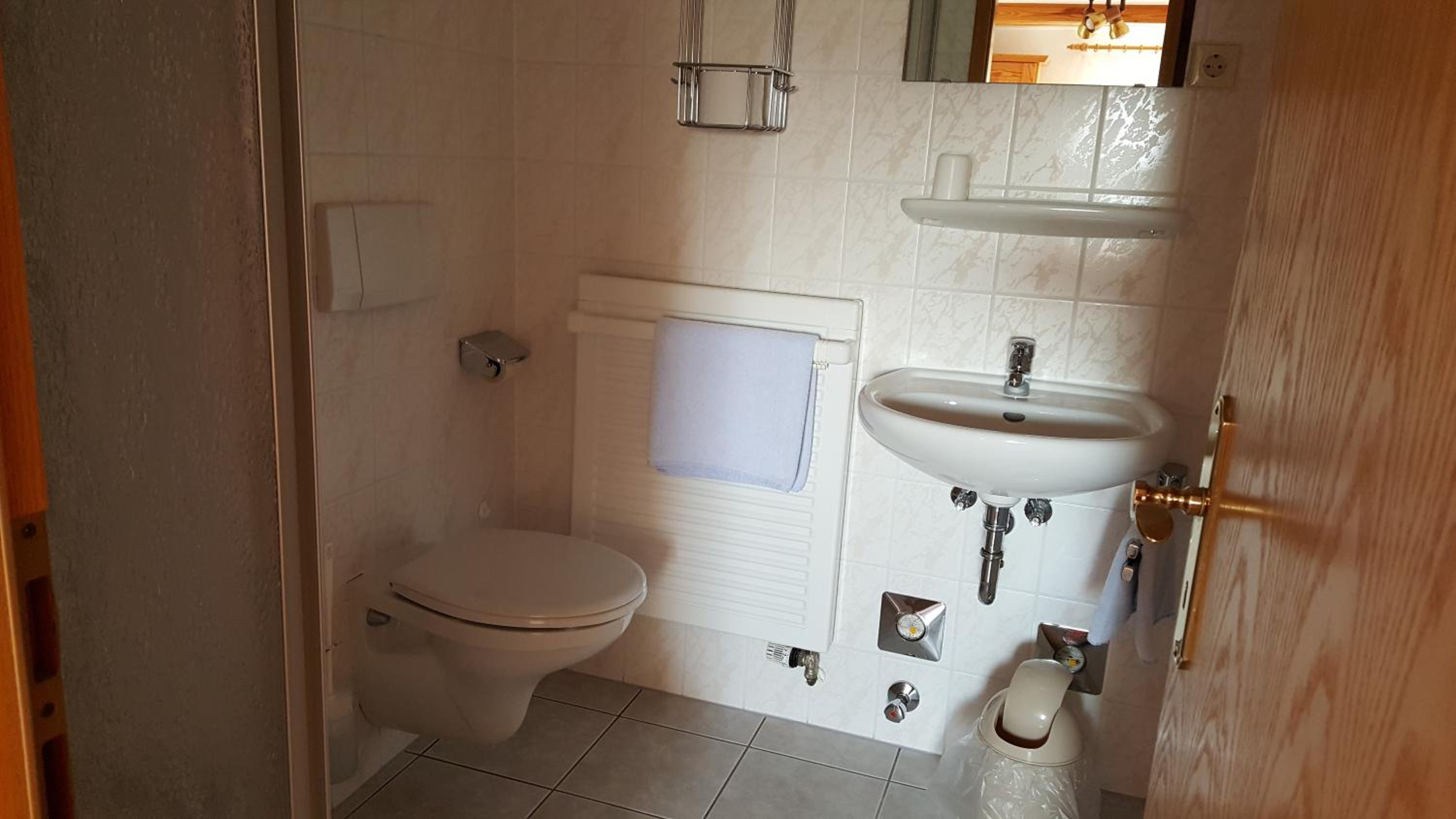 Single Room with Bathroom photo 2