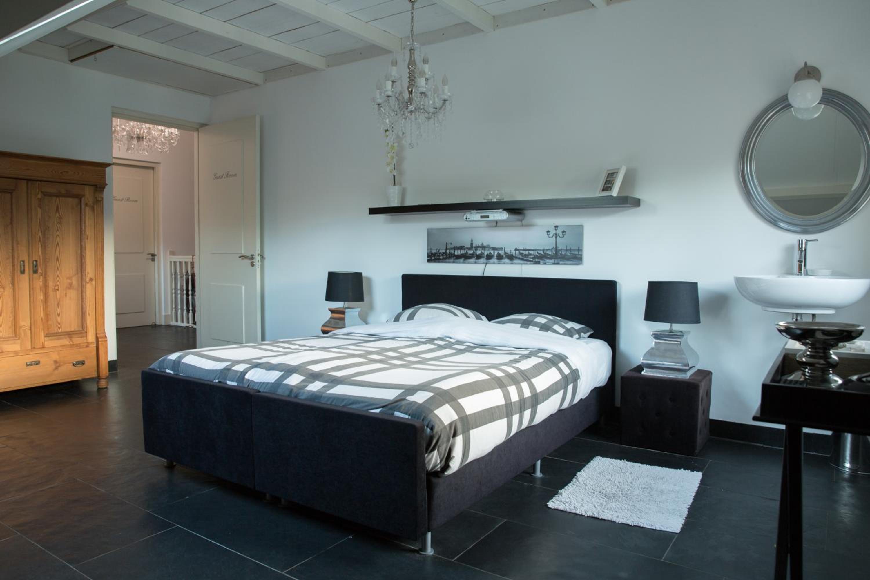 Large Double Room photo 2