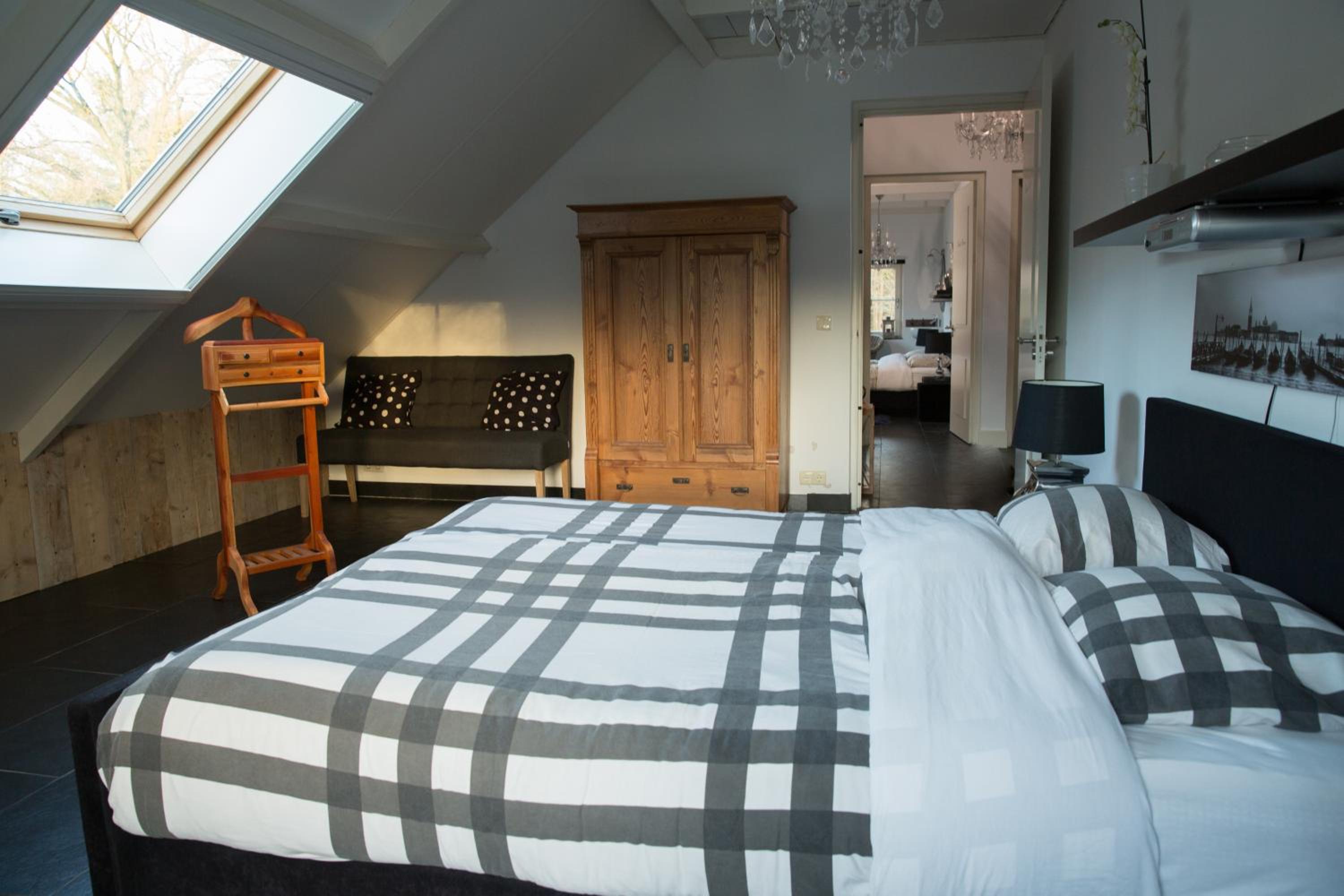 Large Double Room photo 3