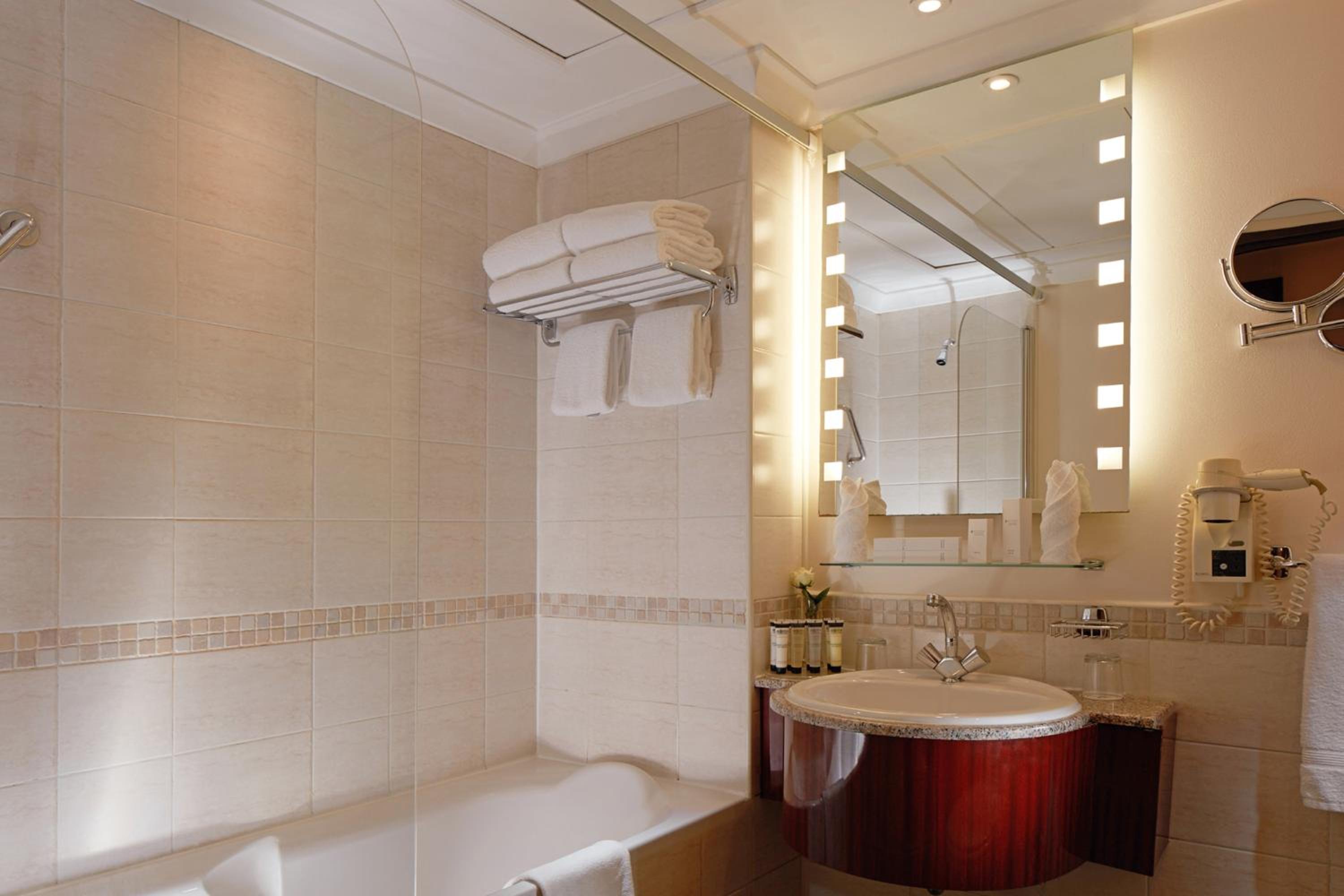 Junior Suite with City View - Photo 12