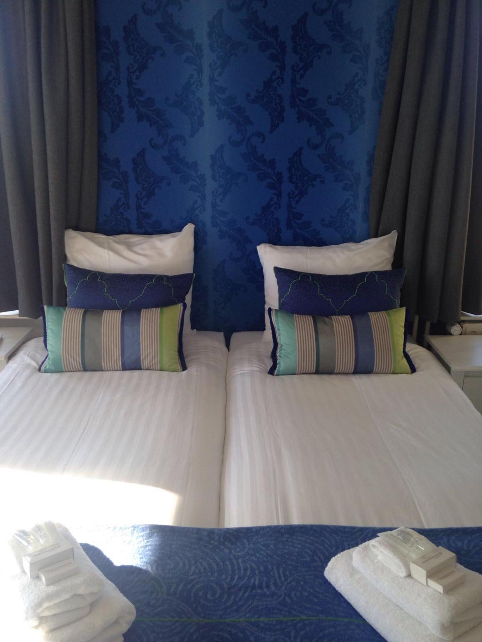 Deluxe Double Room with Shower - Photo 5