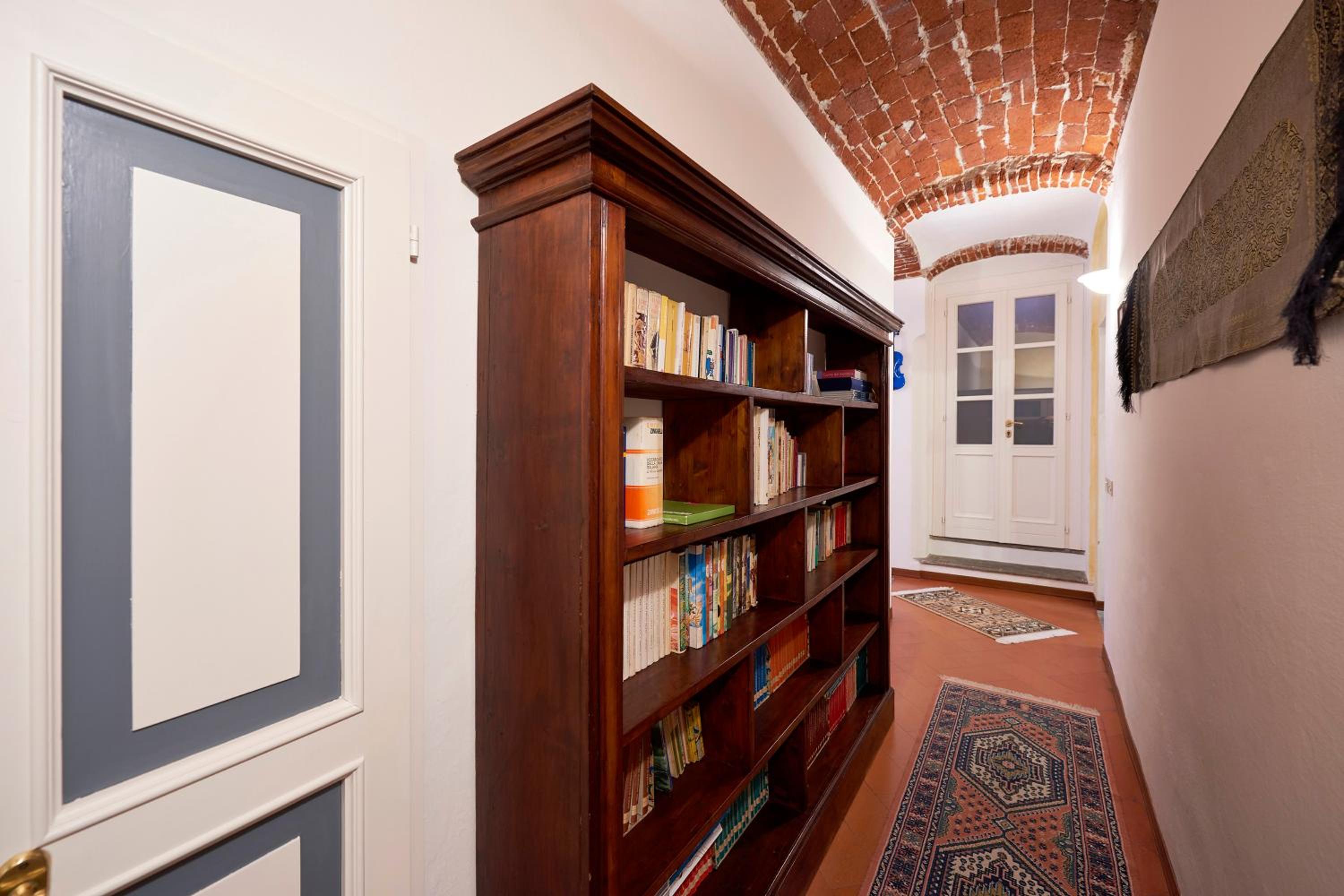Three-Bedroom Apartment with Balcony photo 3