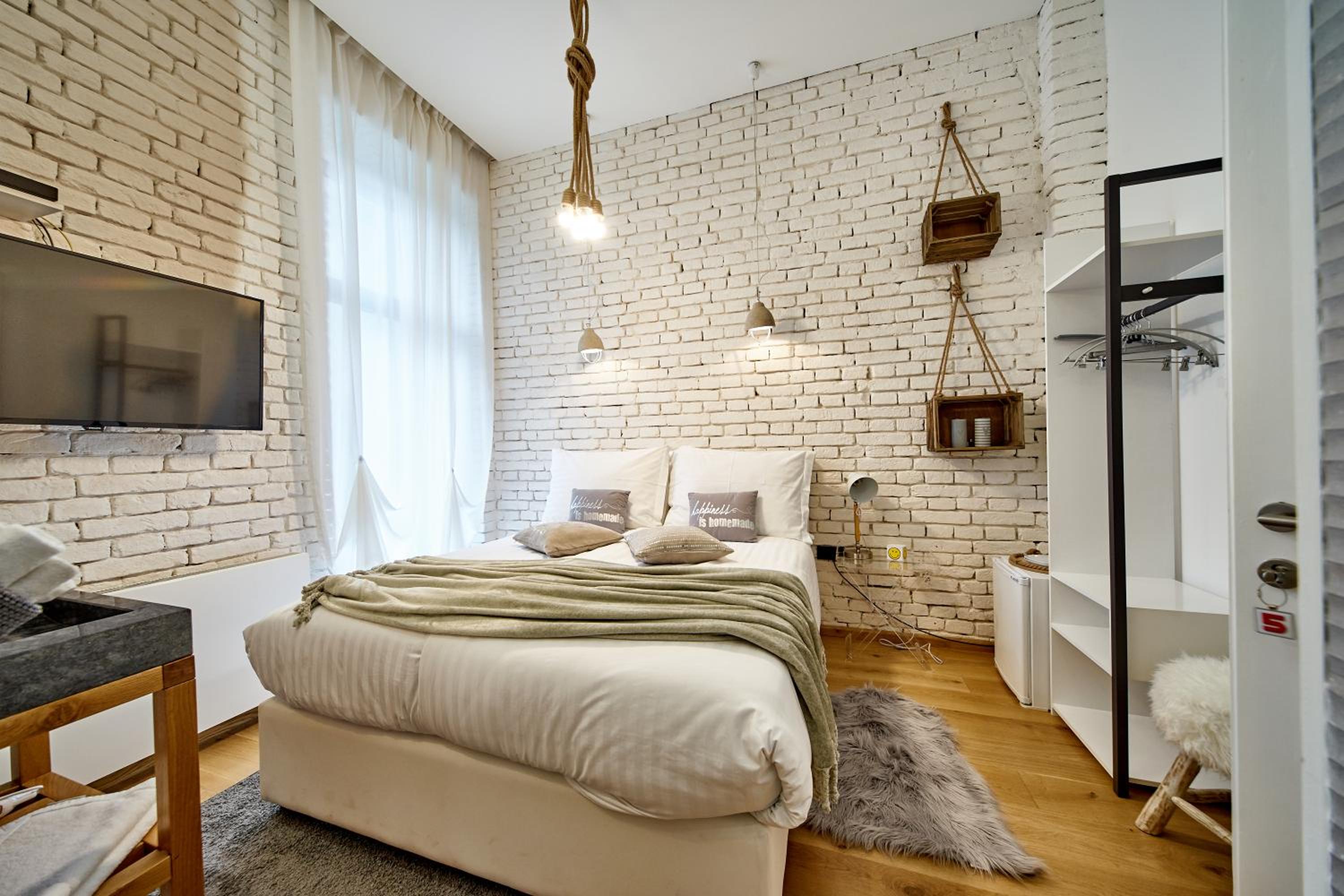 Double Room with Balcony - Photo 2