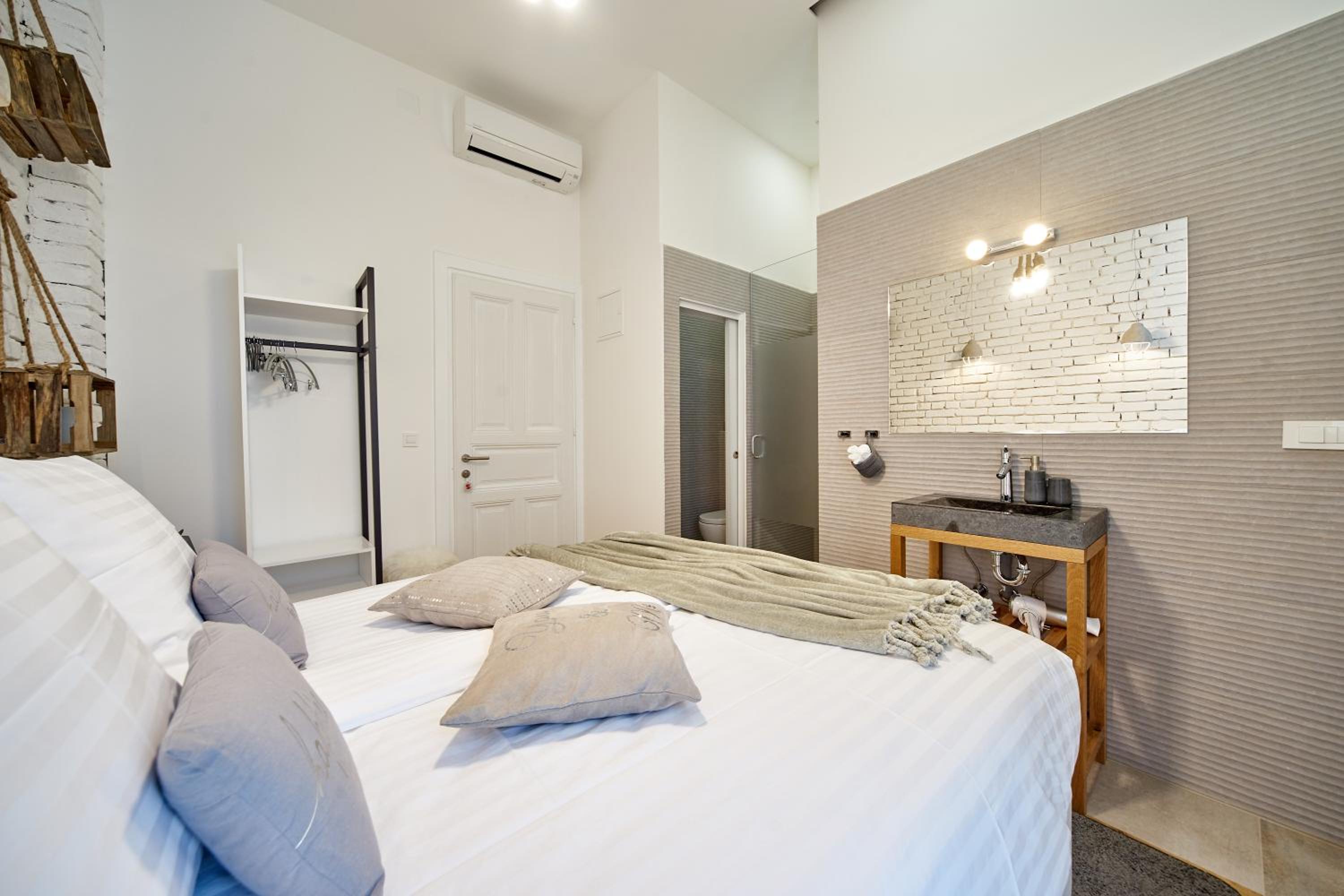 Double Room with Balcony - Photo 9