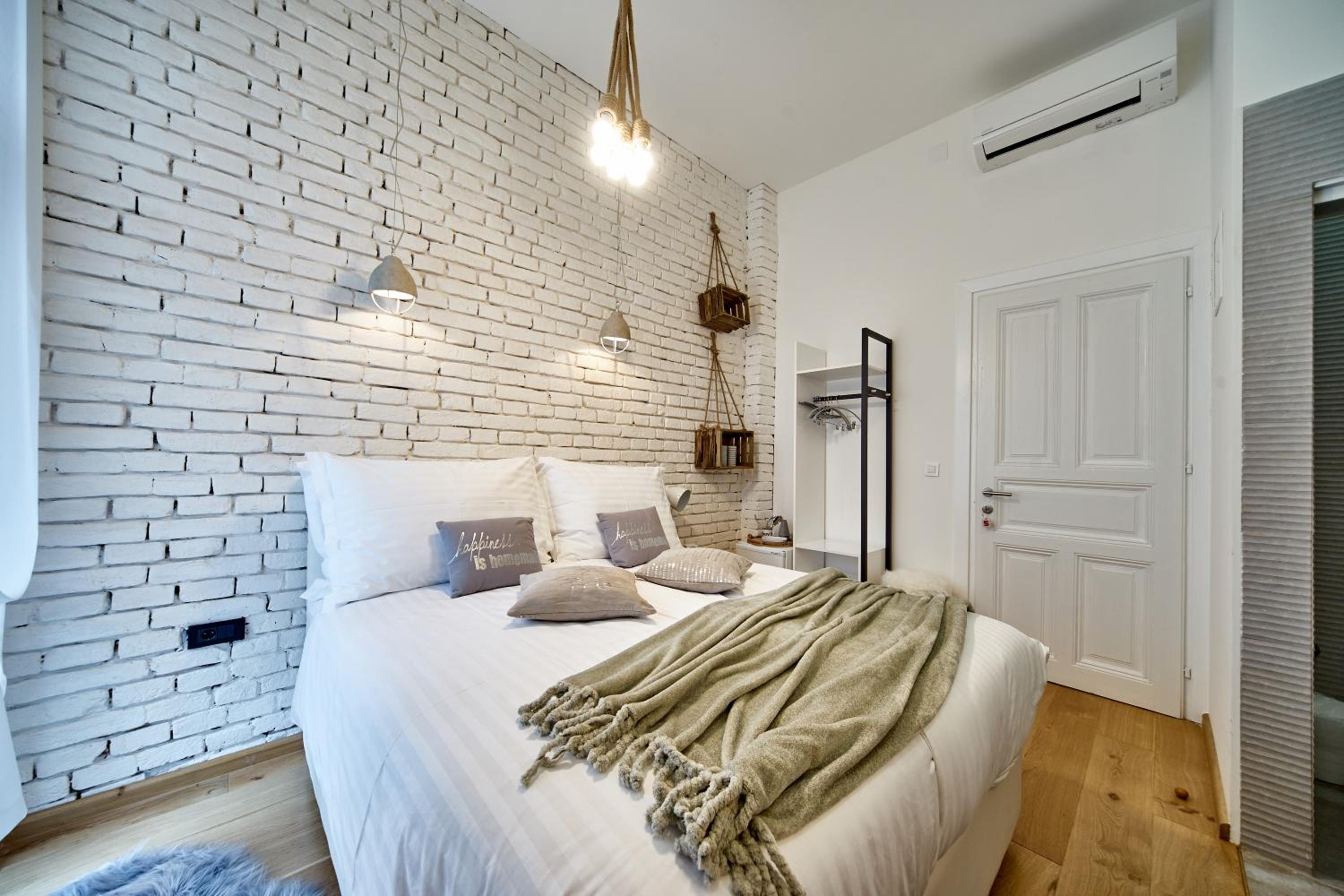 Double Room with Balcony - Photo 8