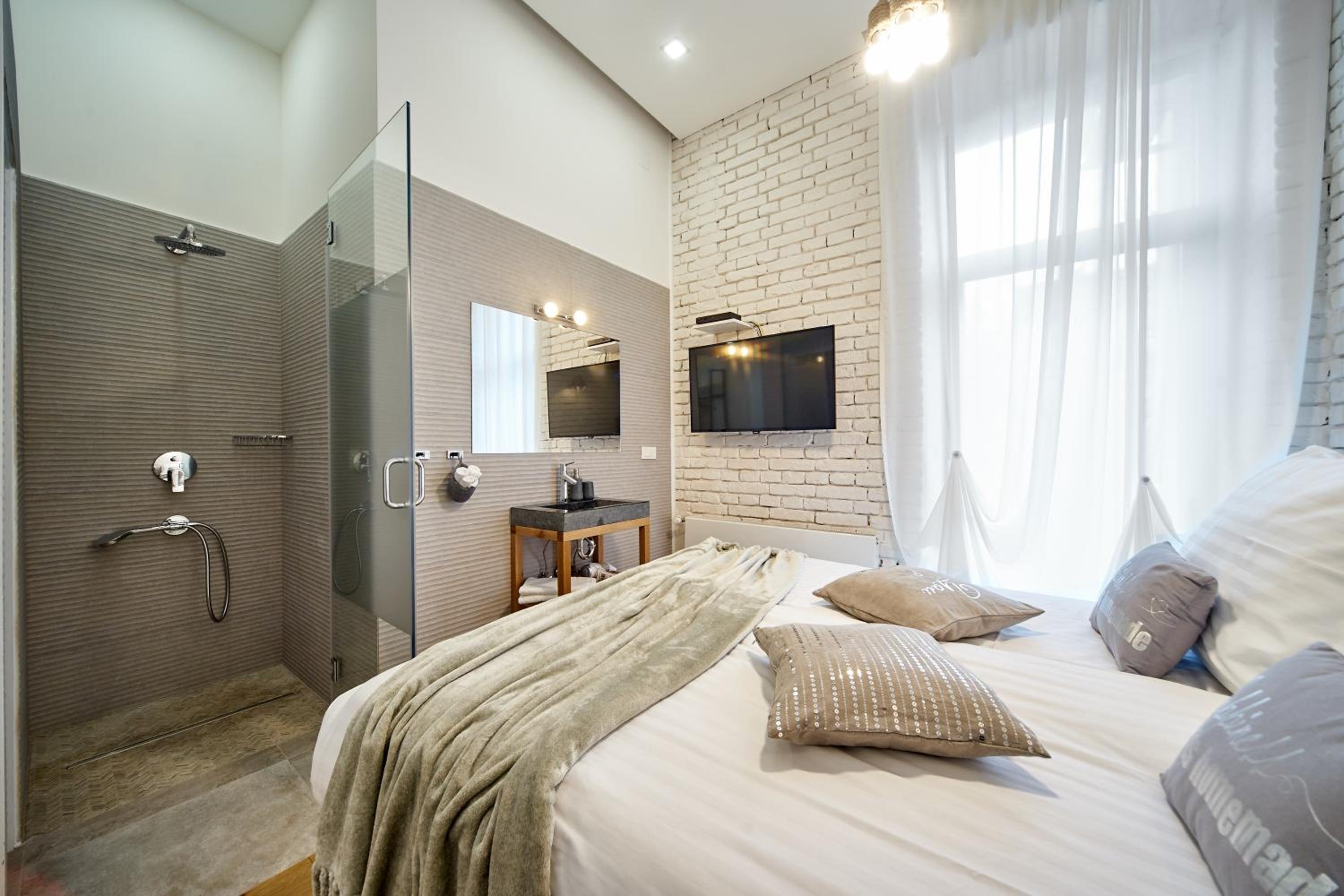Double Room with Balcony - Photo 1