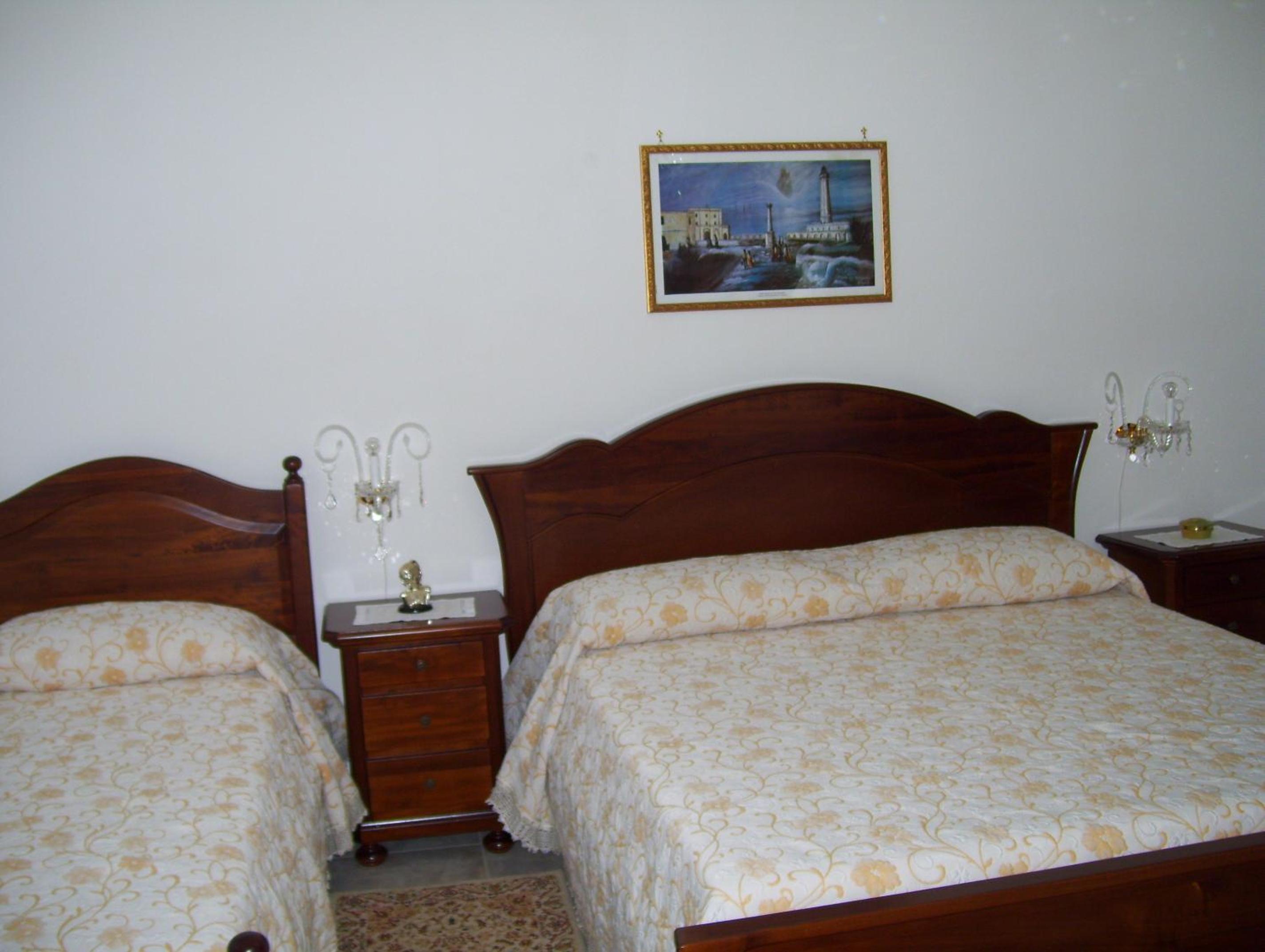 Two Connecting Double Rooms With 1 Private Bathroom