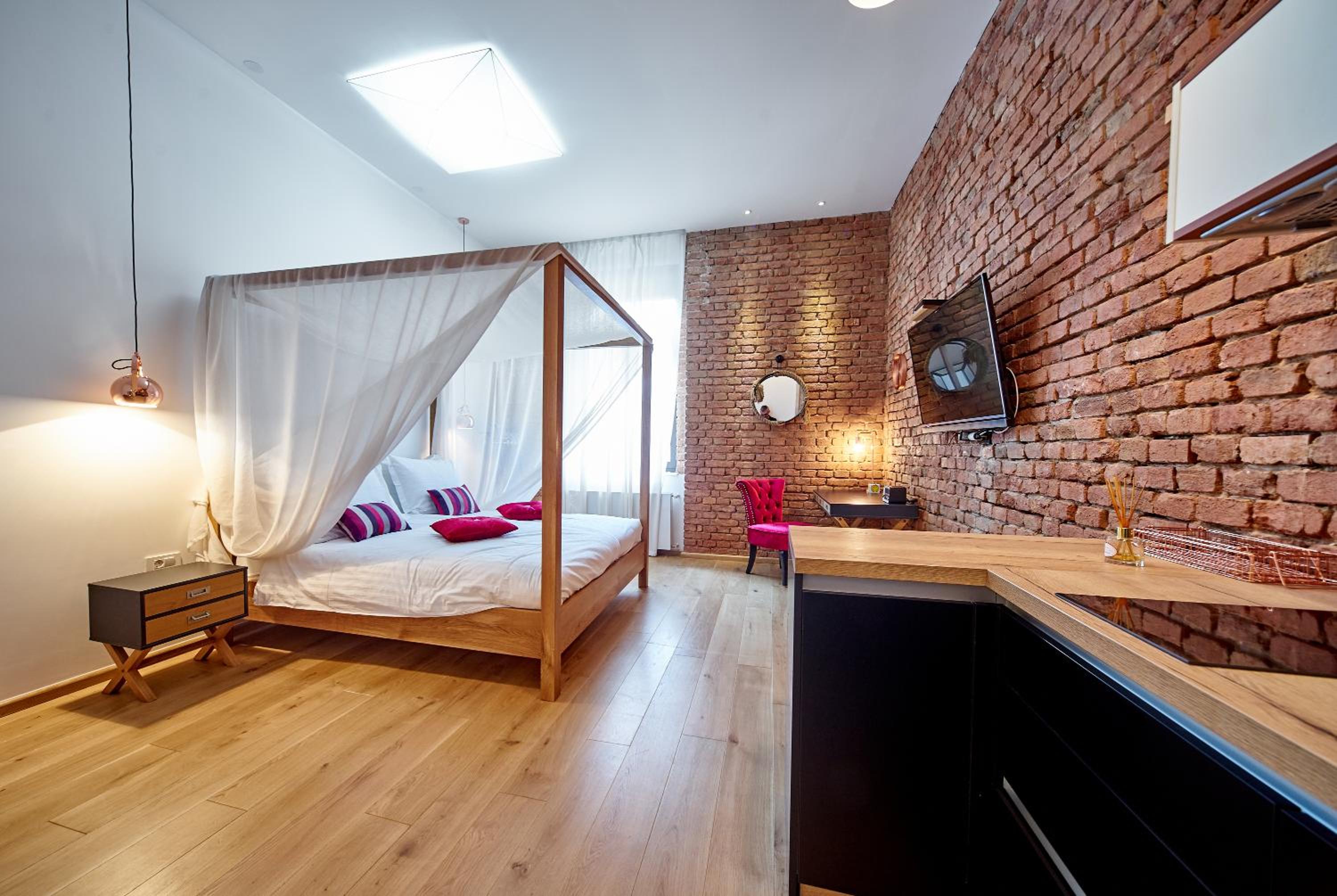 Deluxe King Room - Photo 9