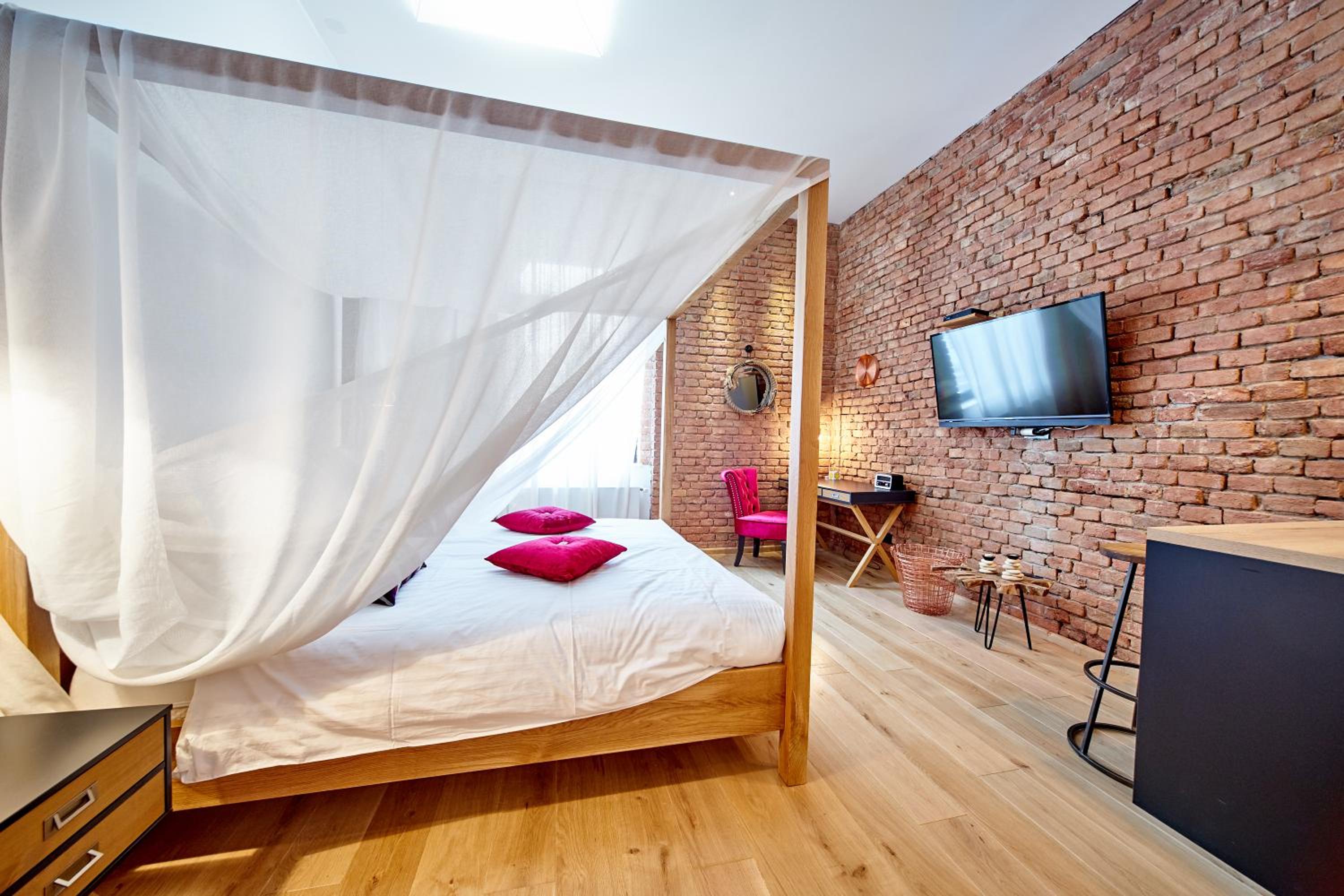Deluxe King Room - Photo 1