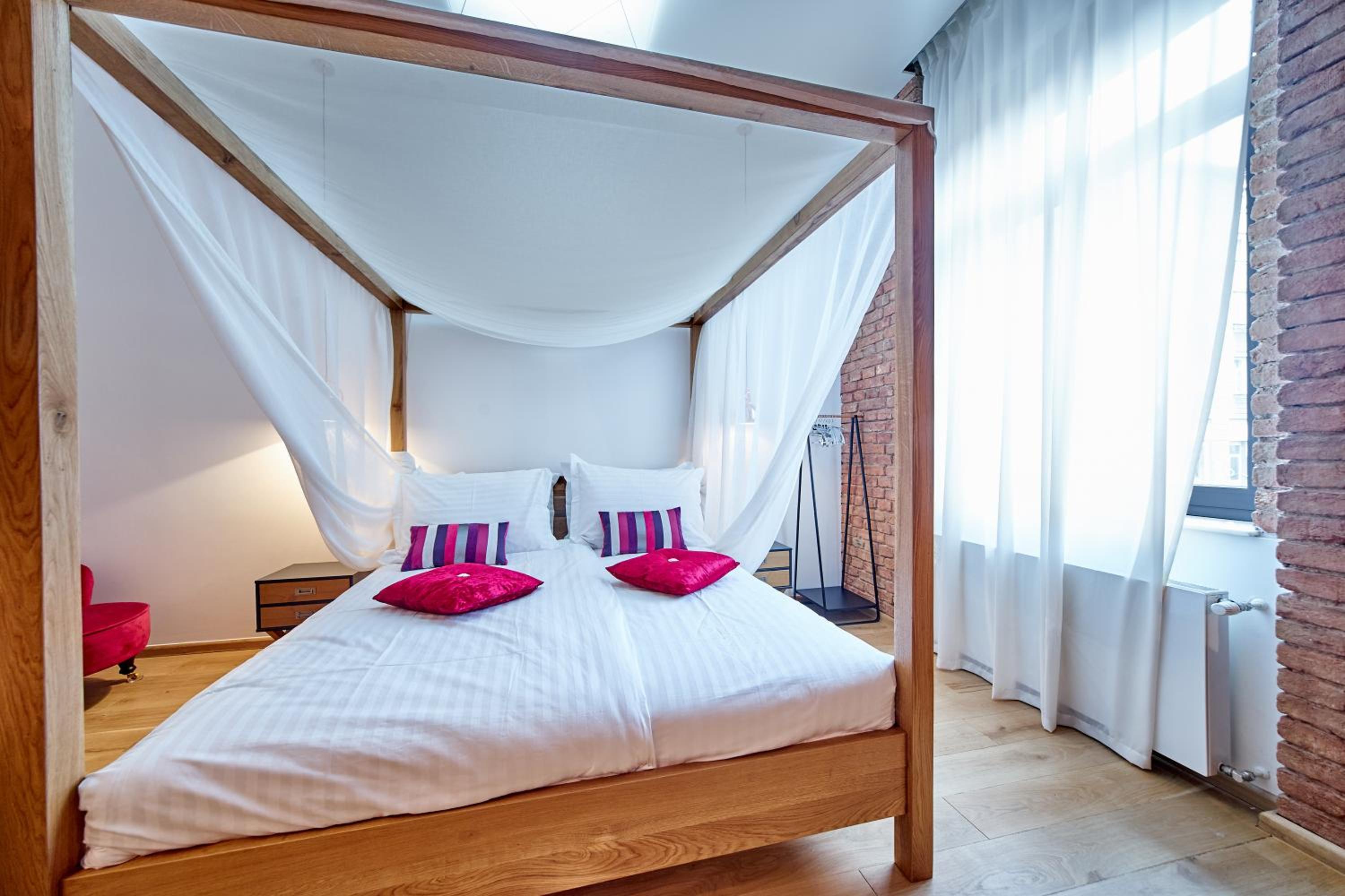 Deluxe King Room - Photo 15
