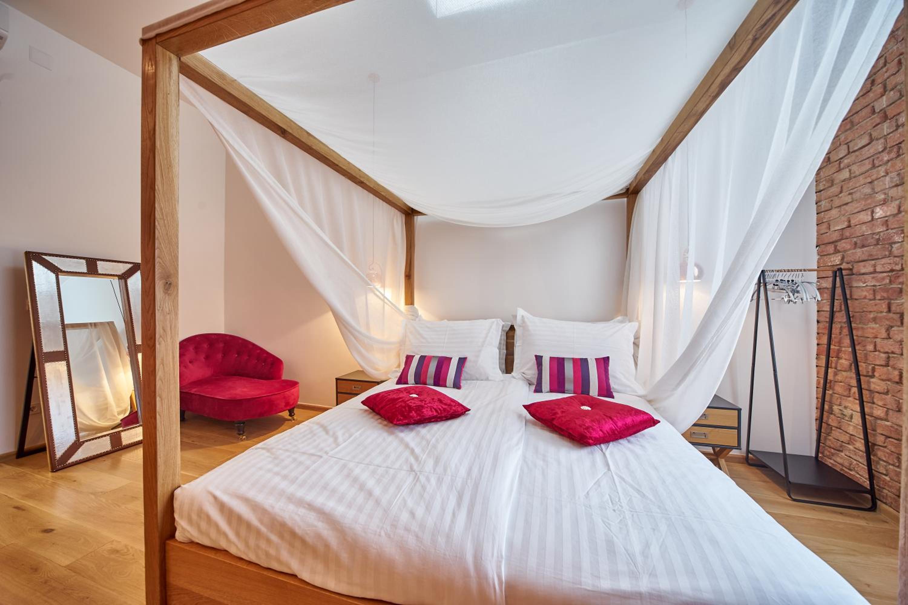 Deluxe King Room - Photo 13
