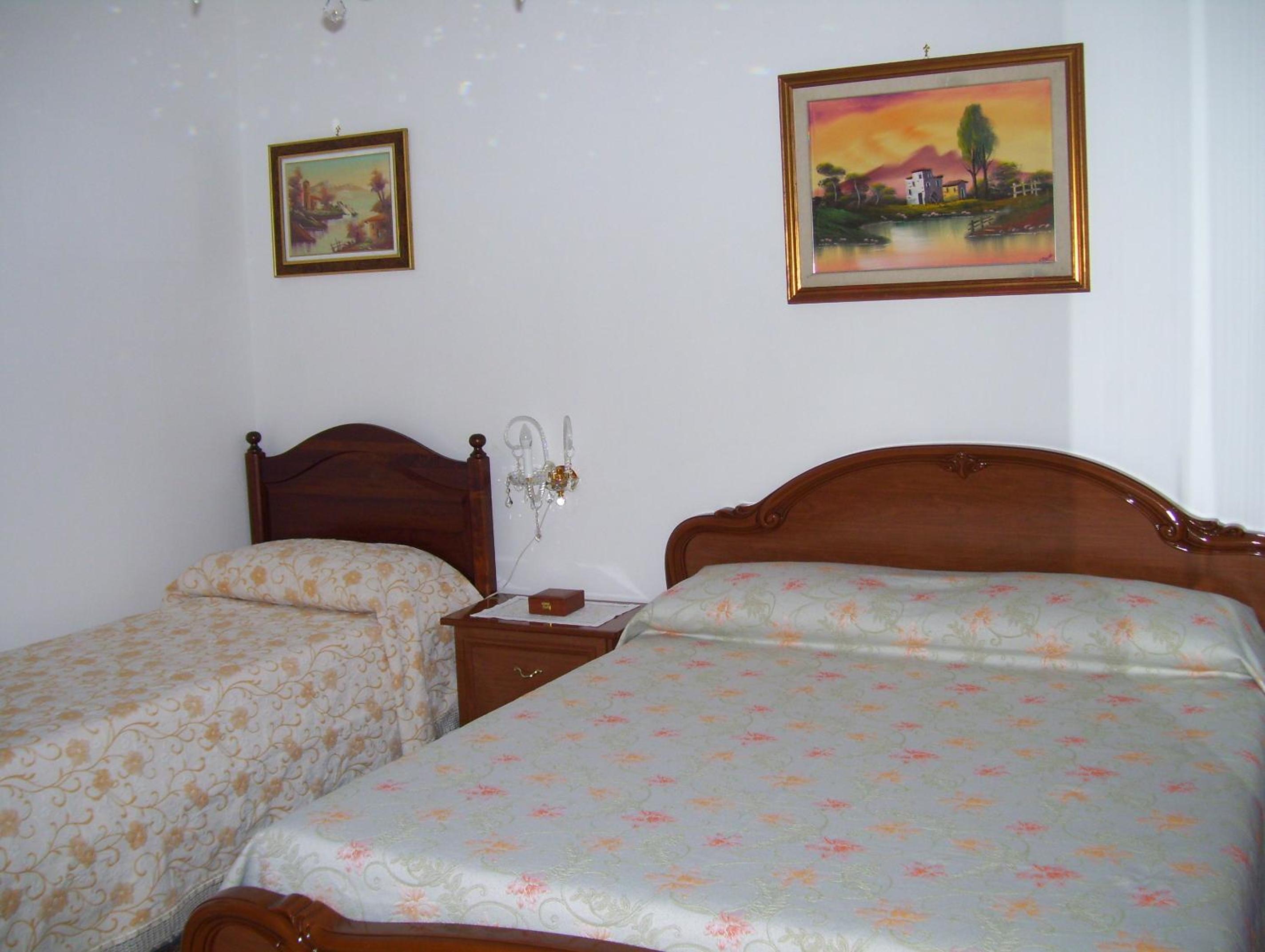 Two Connecting Double Rooms With 1 Private Bathroom
