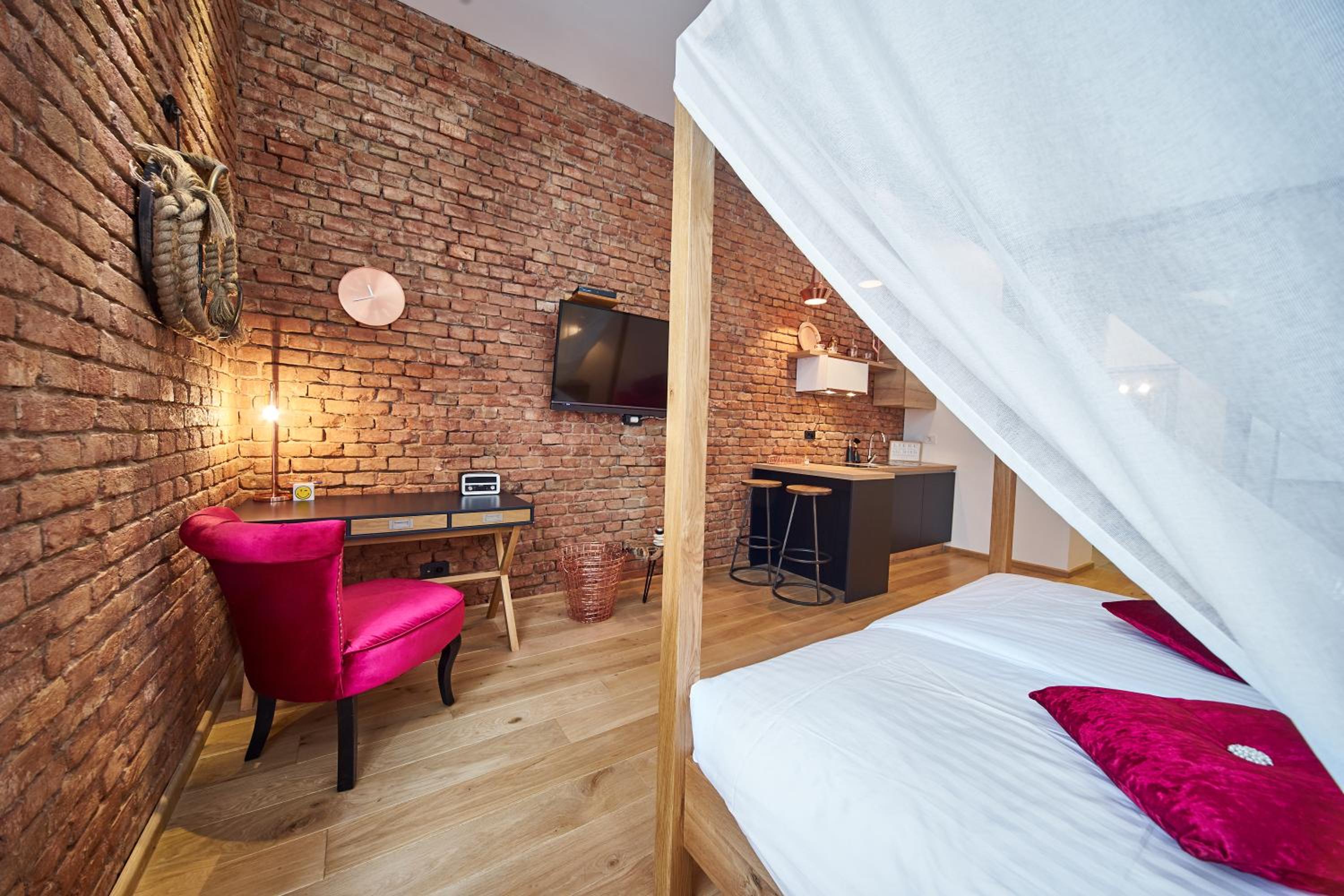 Deluxe King Room - Photo 14