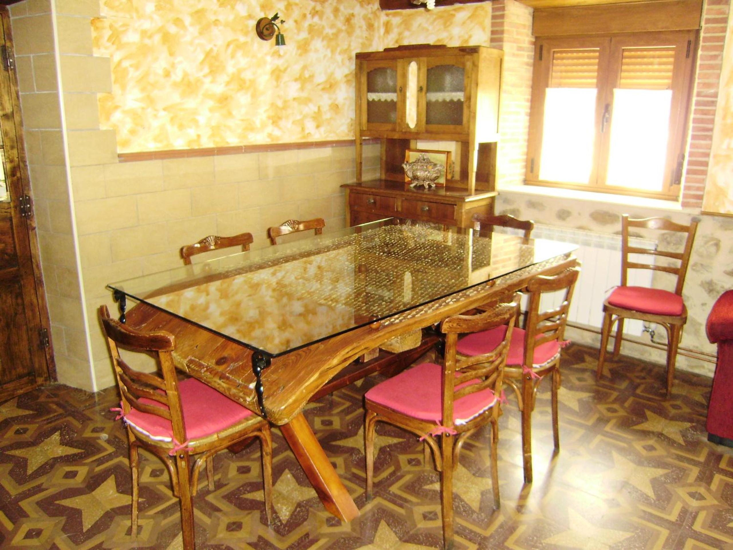 Six-Bedroom House photo 3