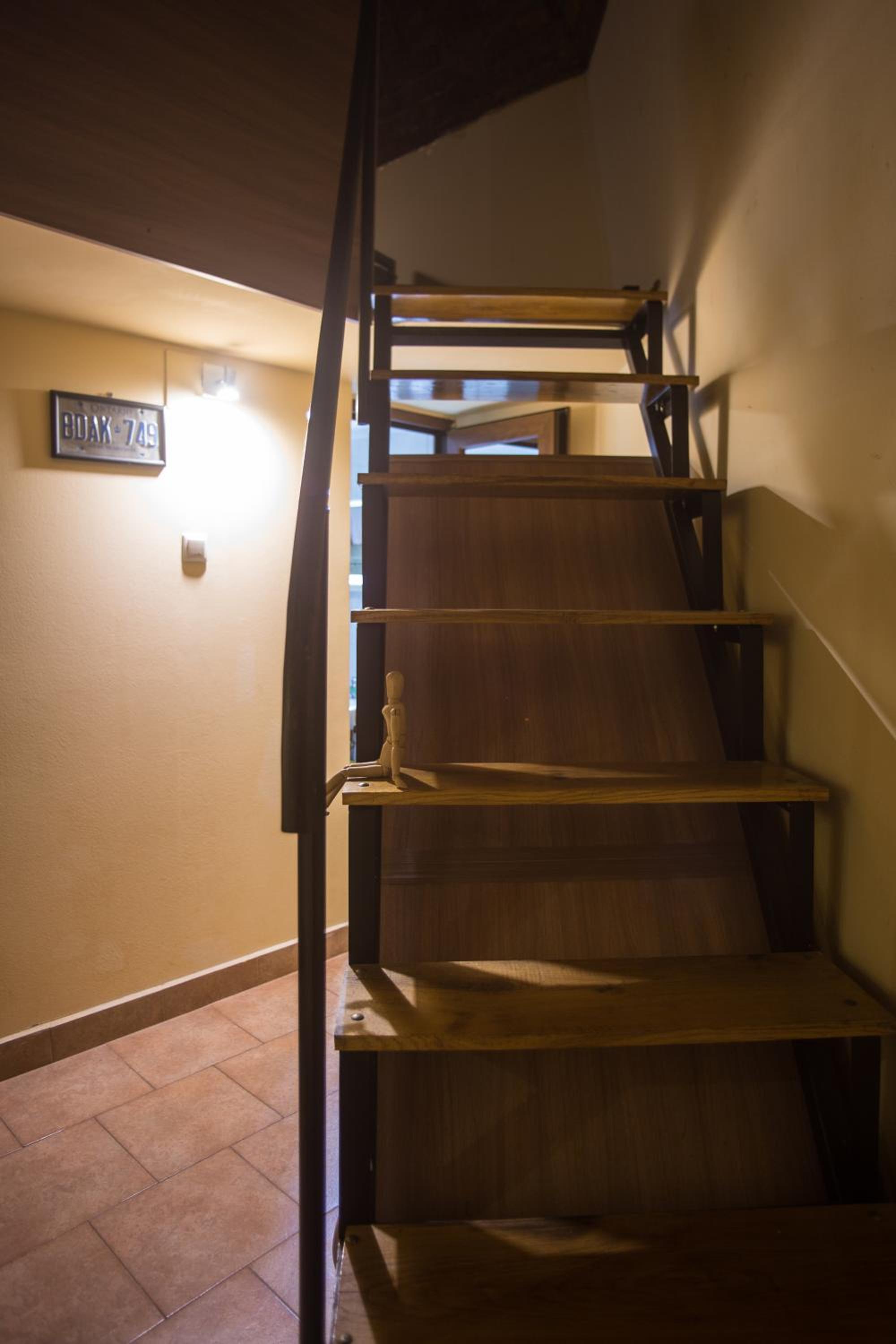 Studio Apartment - Split-Level - Photo 24