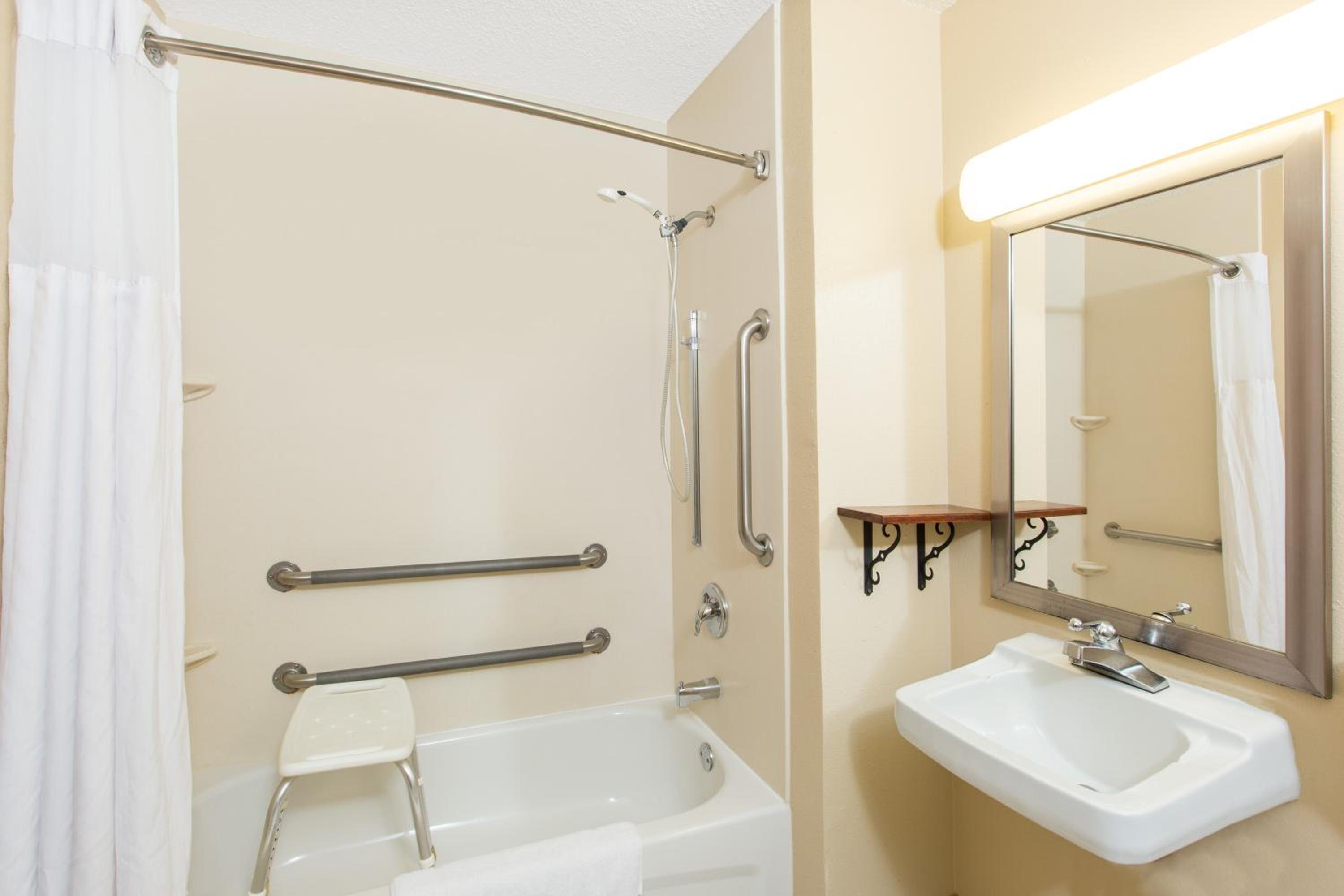 Queen Room - Mobility Access/Non-Smoking - Photo 2