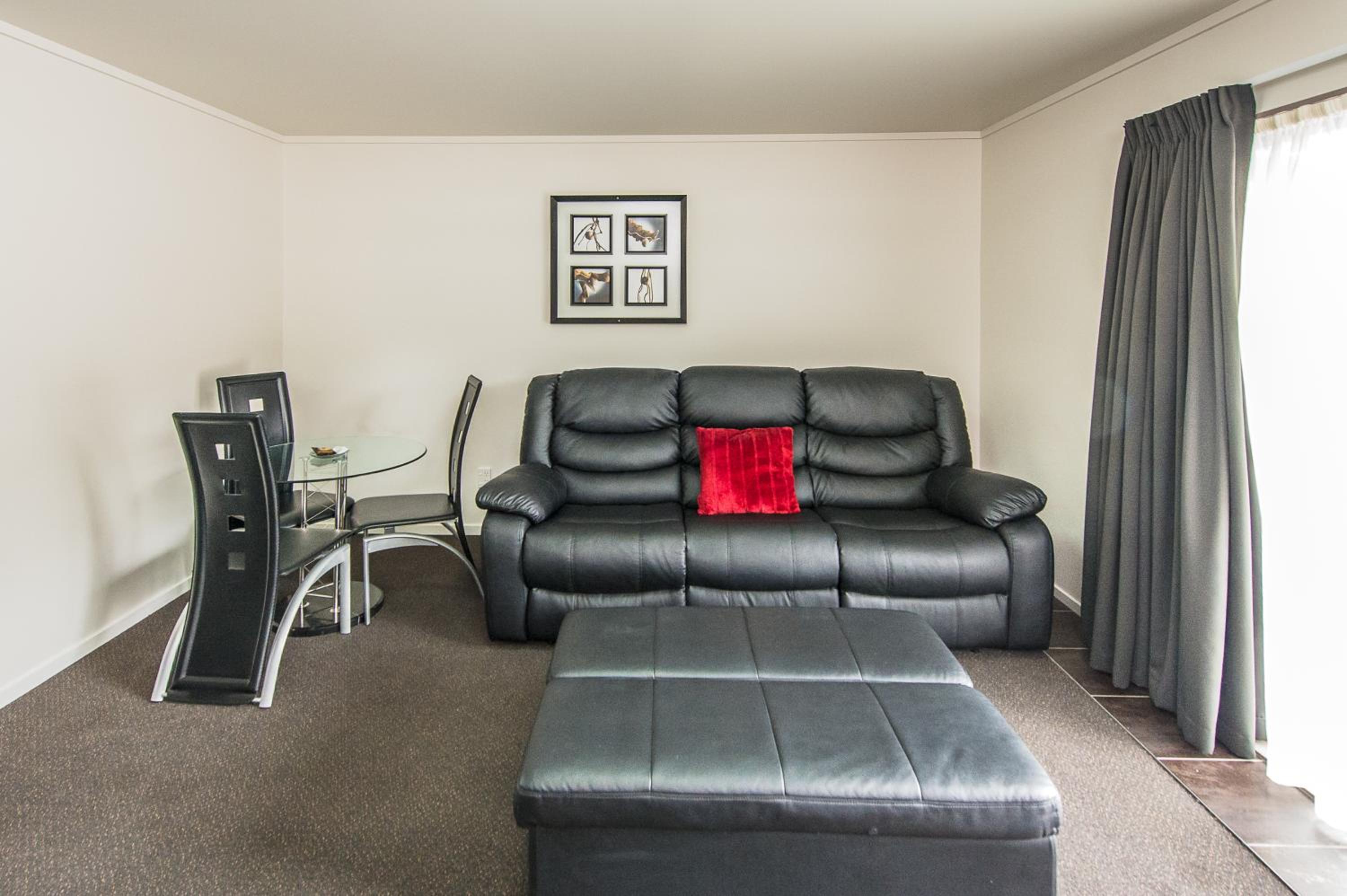 One-Bedroom Suite with Spa photo 1