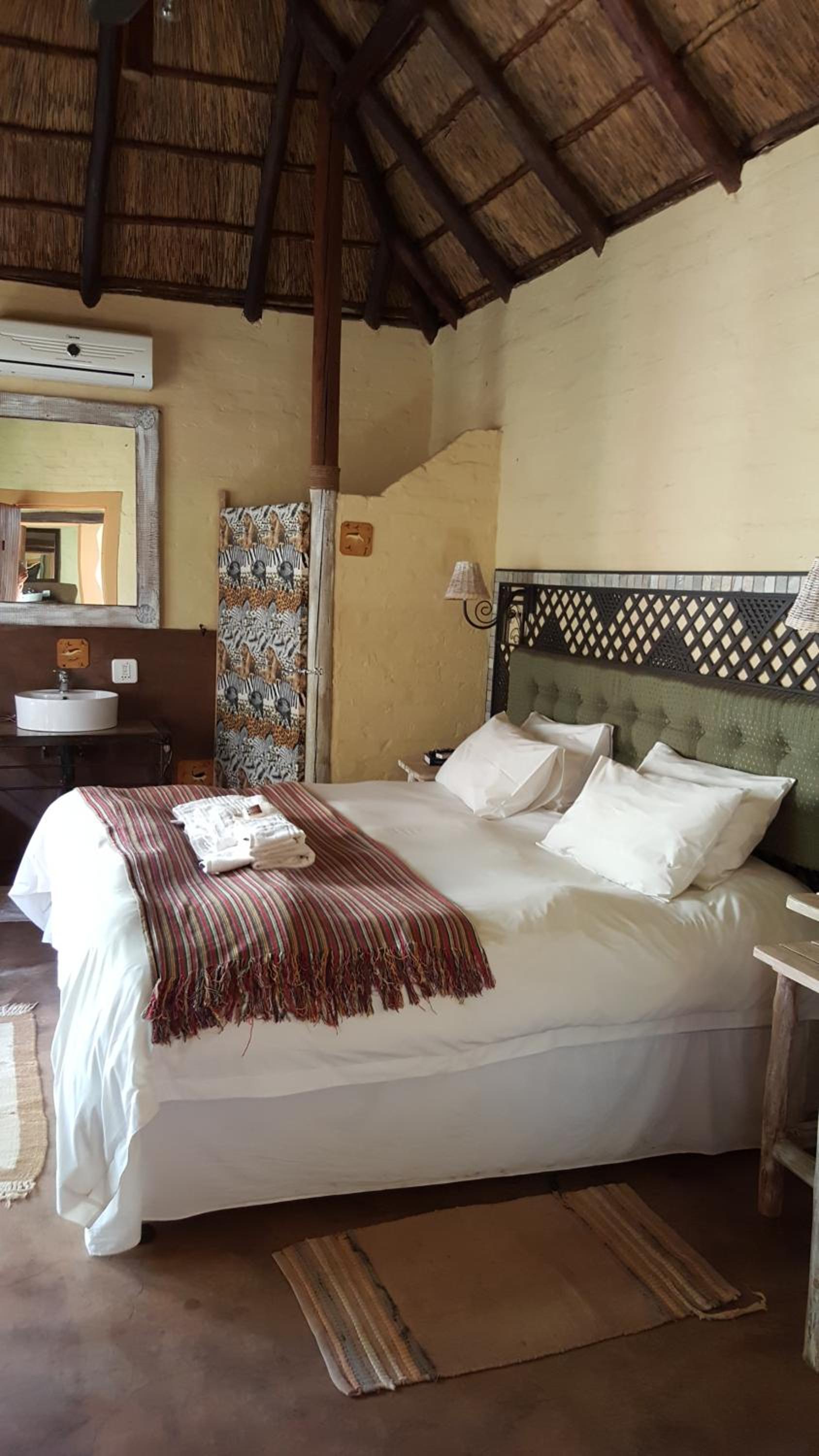 Deluxe King Room - Photo 7