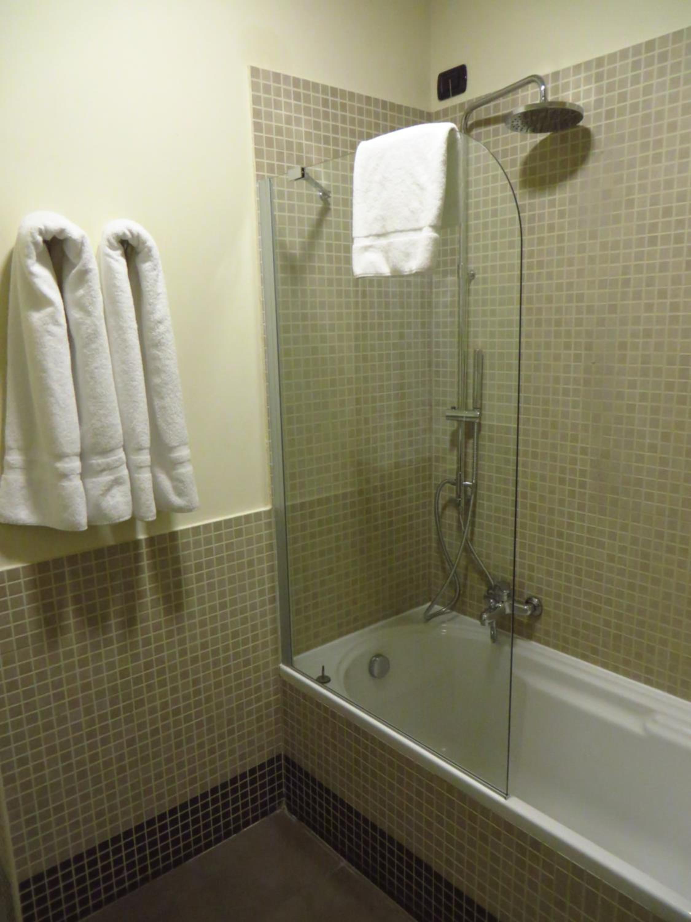 Standard Twin Room - Photo 6