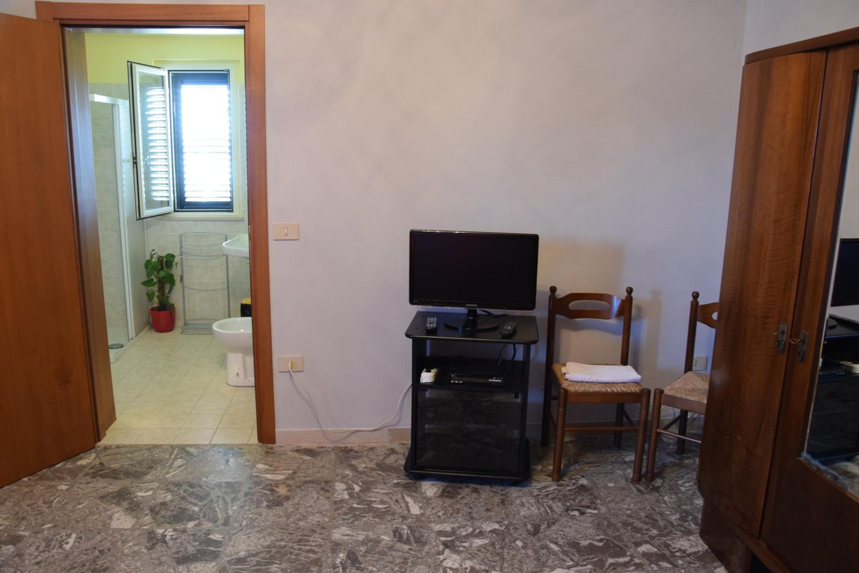 Triple Room with Private Bathroom photo 3