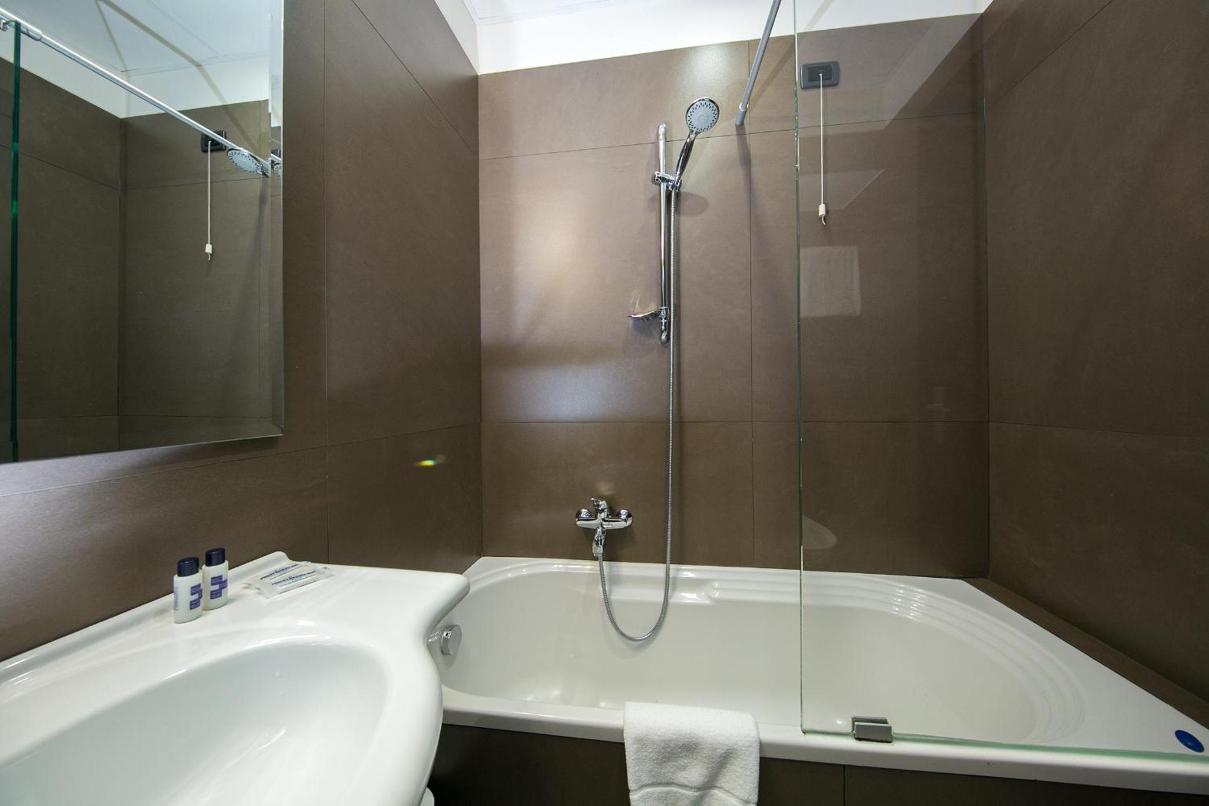 Superior Double Room with Balcony - Photo 12