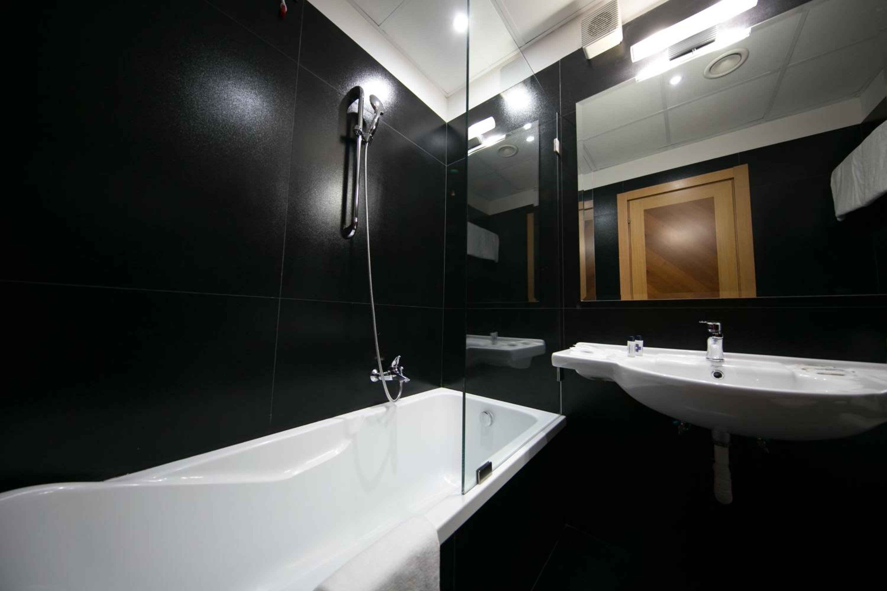 Superior Double Room with Balcony - Photo 4