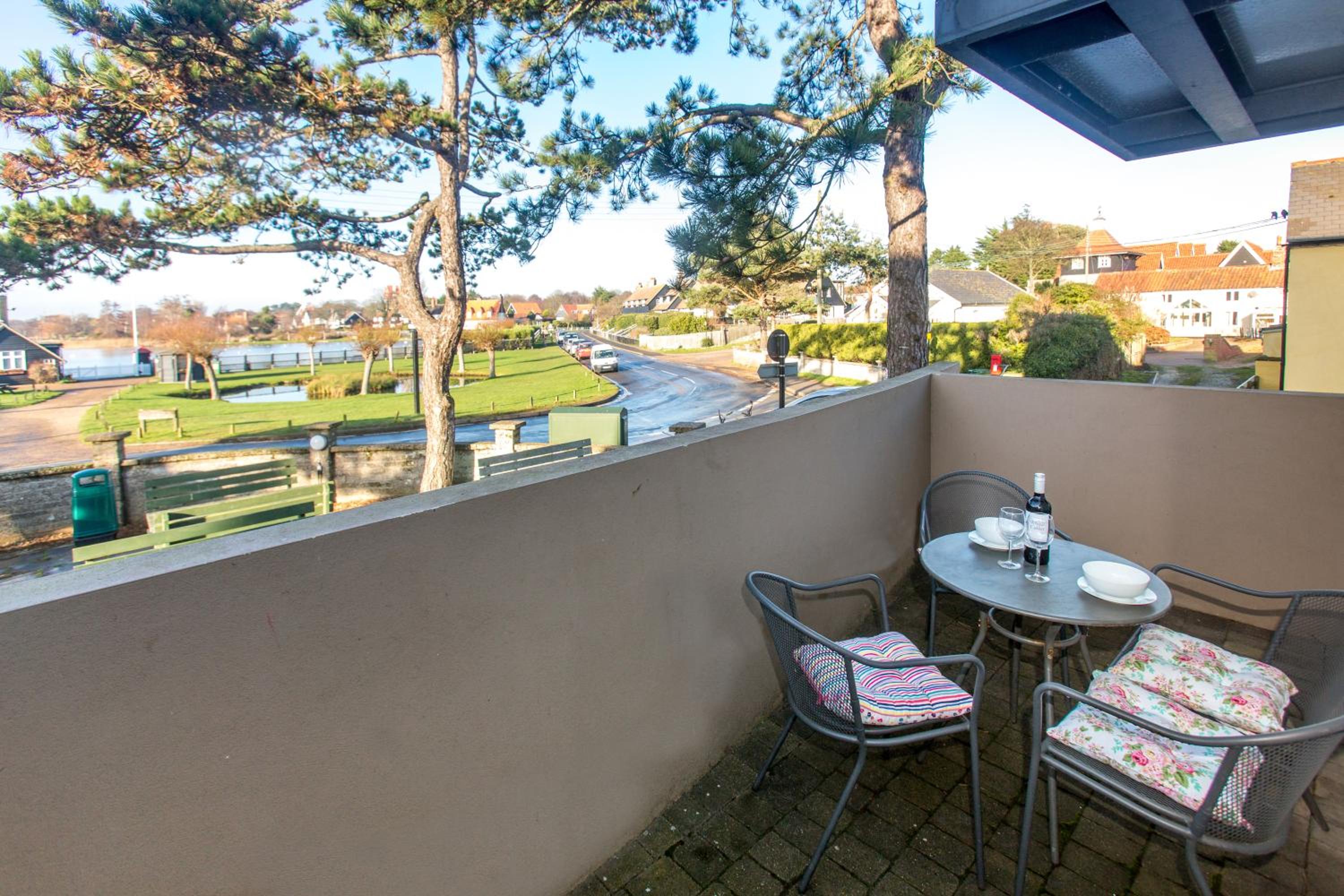 Apartment with Lake View - Photo 3