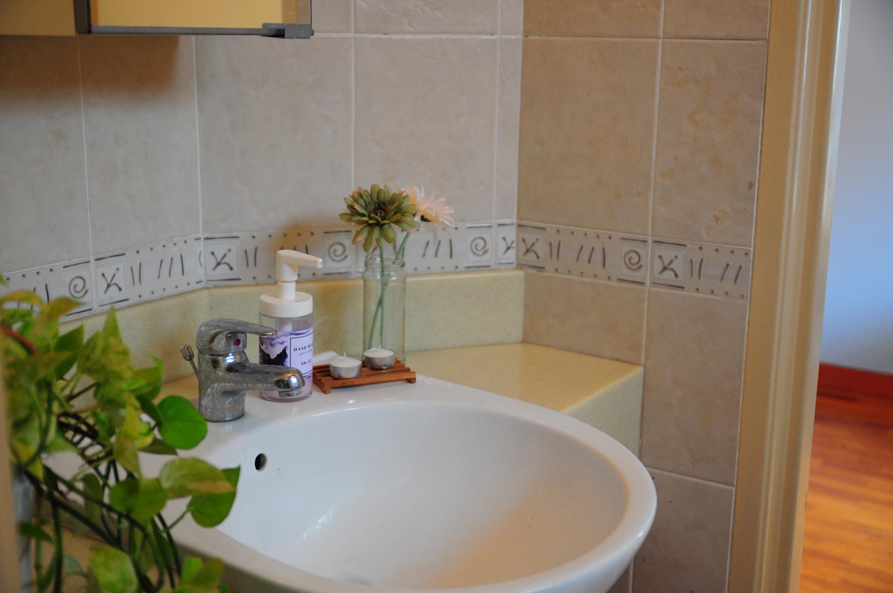 Queen Room with Shared Bathroom photo 3