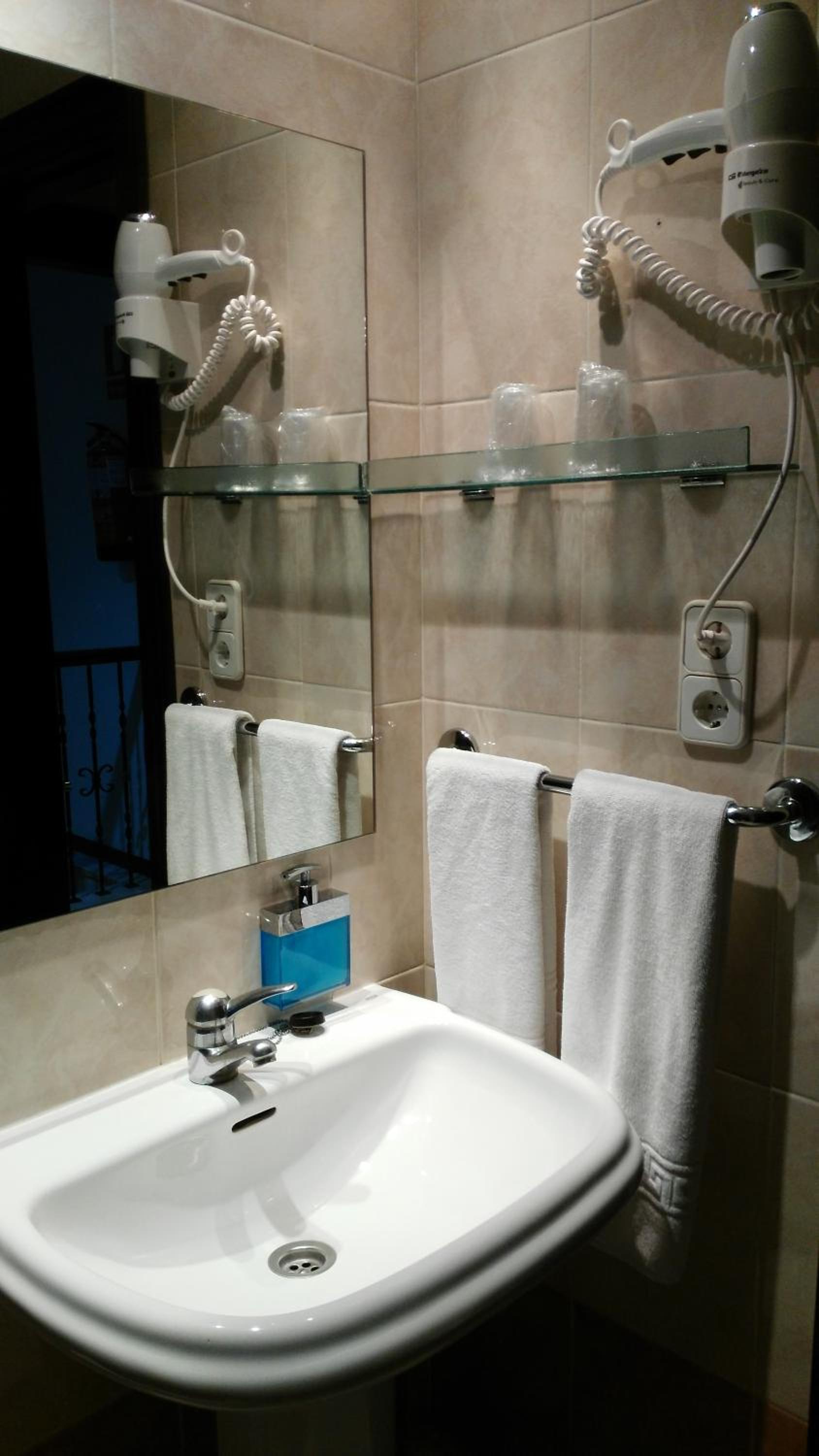 Double or Twin Room - Photo 12