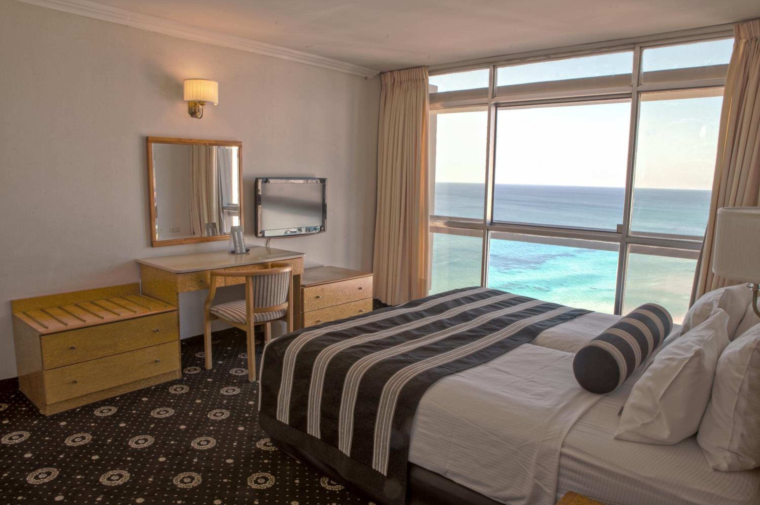 Suite with Sea and Pool View (4 Adults) - Photo 8