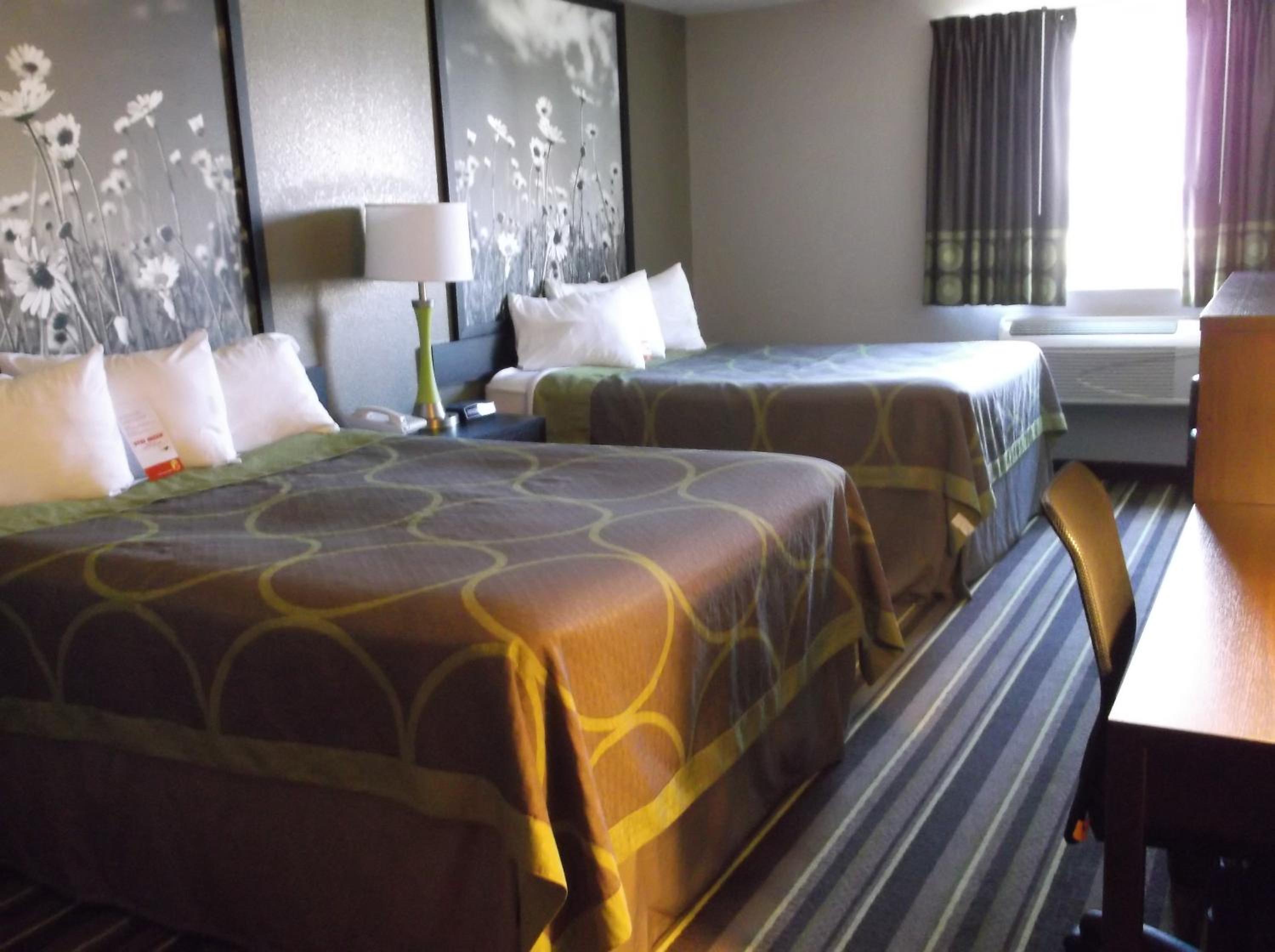Queen Room with Two Queen Beds - Non-Smoking - Photo 3