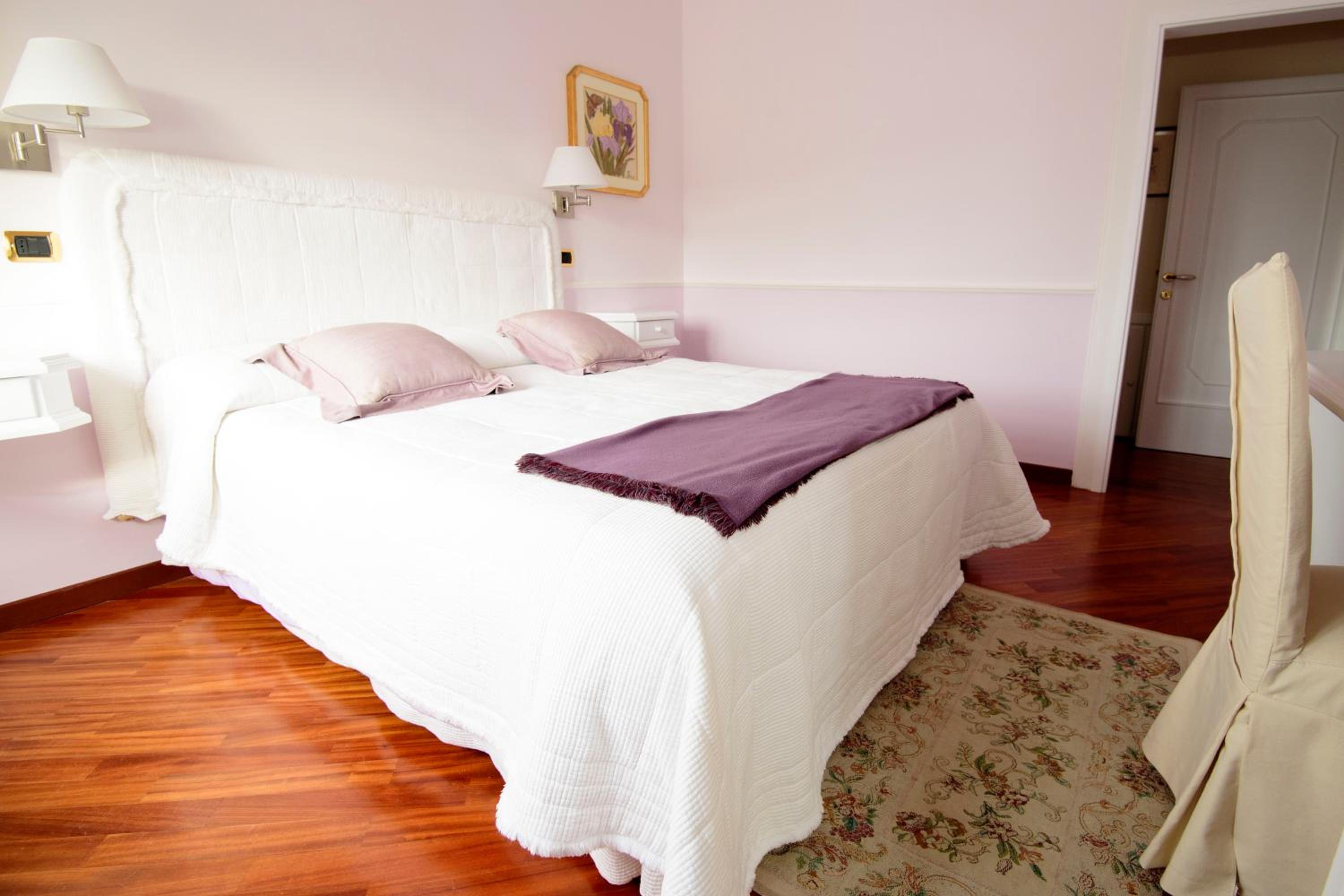 Deluxe Double Room with Private Bathroom - Photo 3