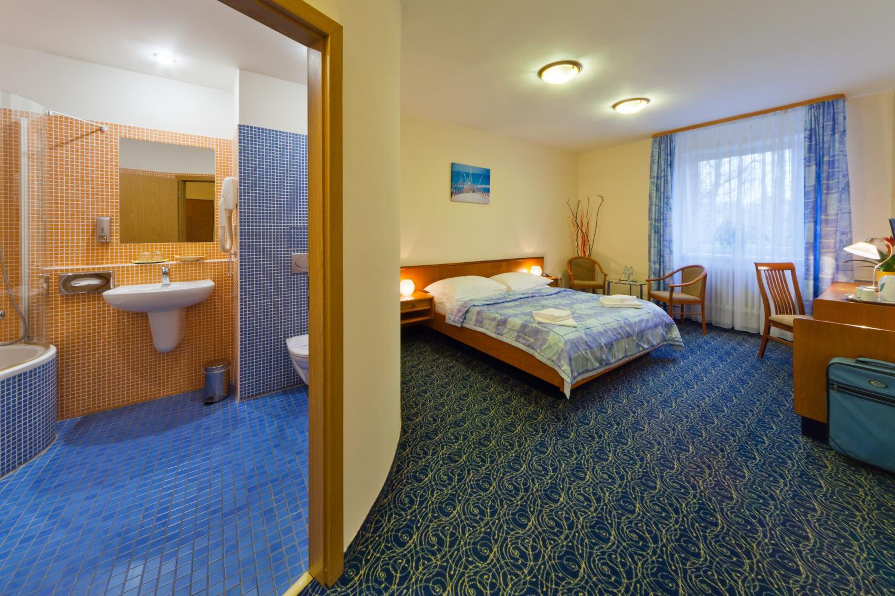 Deluxe Double Room with Bath - Photo 2