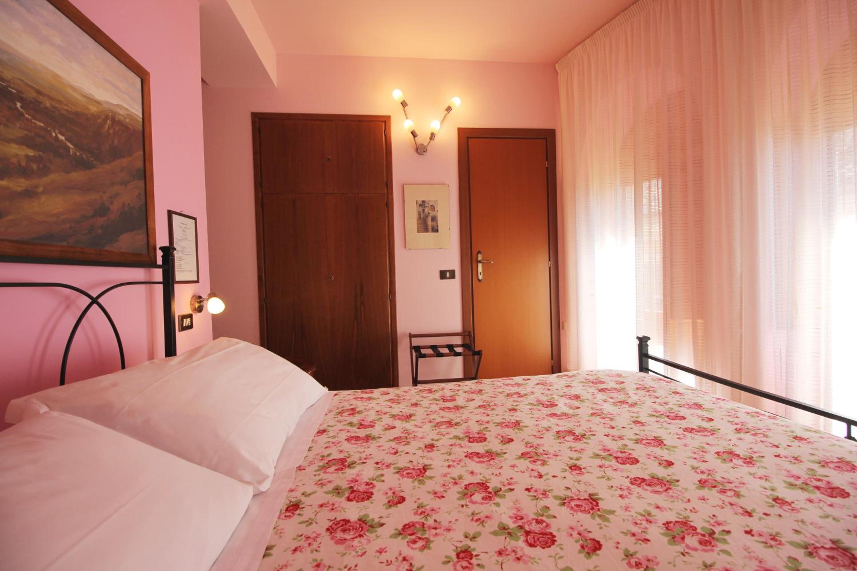 Double Room - Photo 17