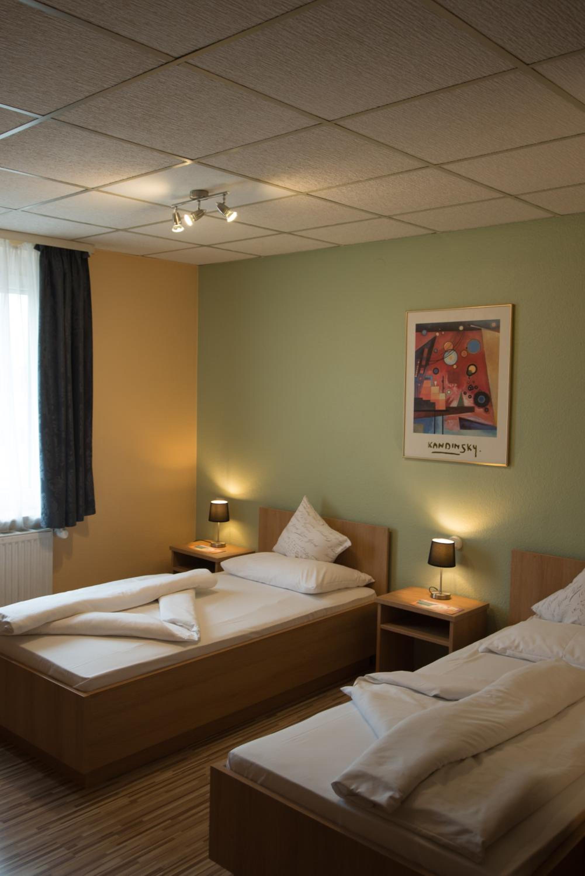 Twin Room - Photo 3