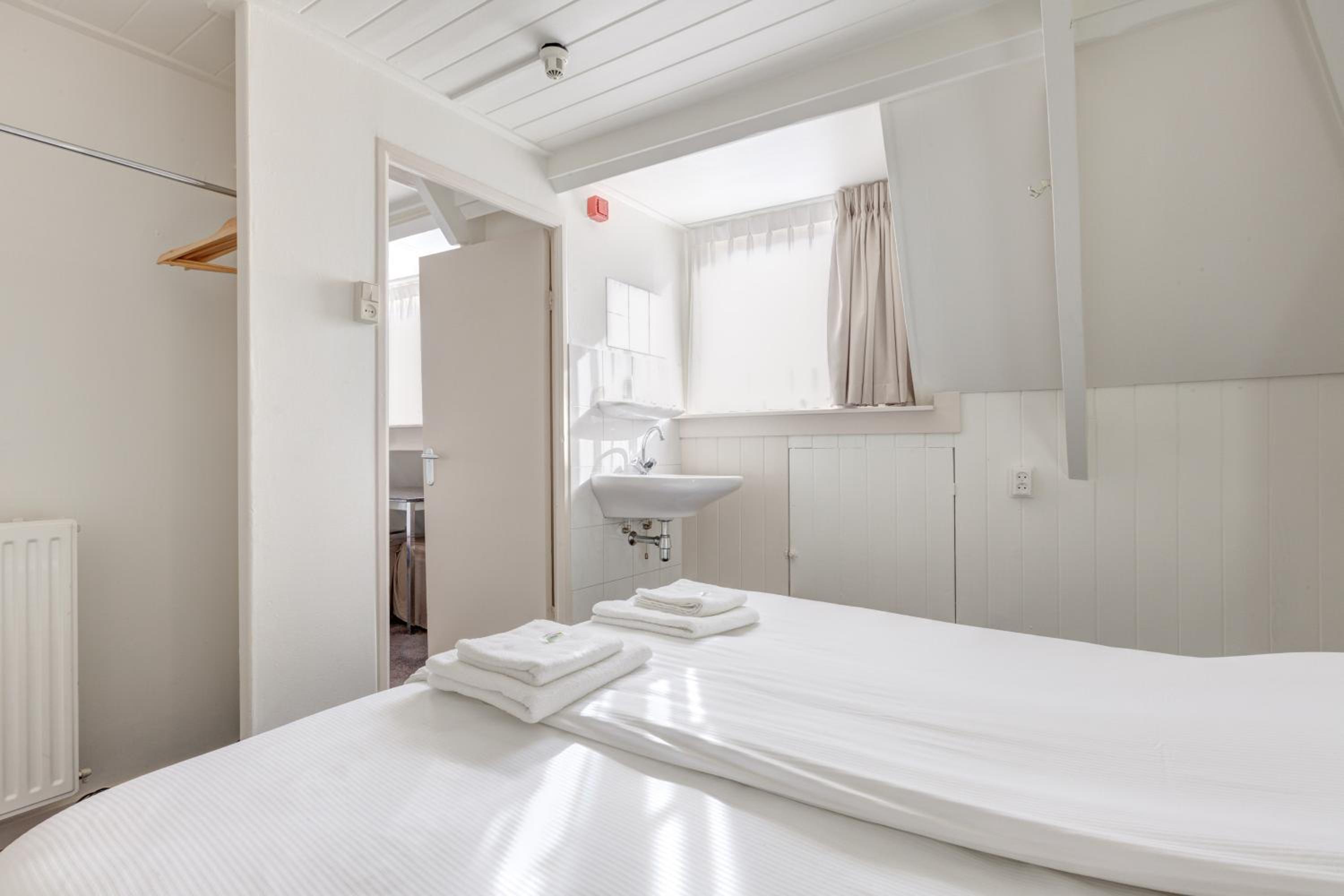 Quadruple Room - Photo 7