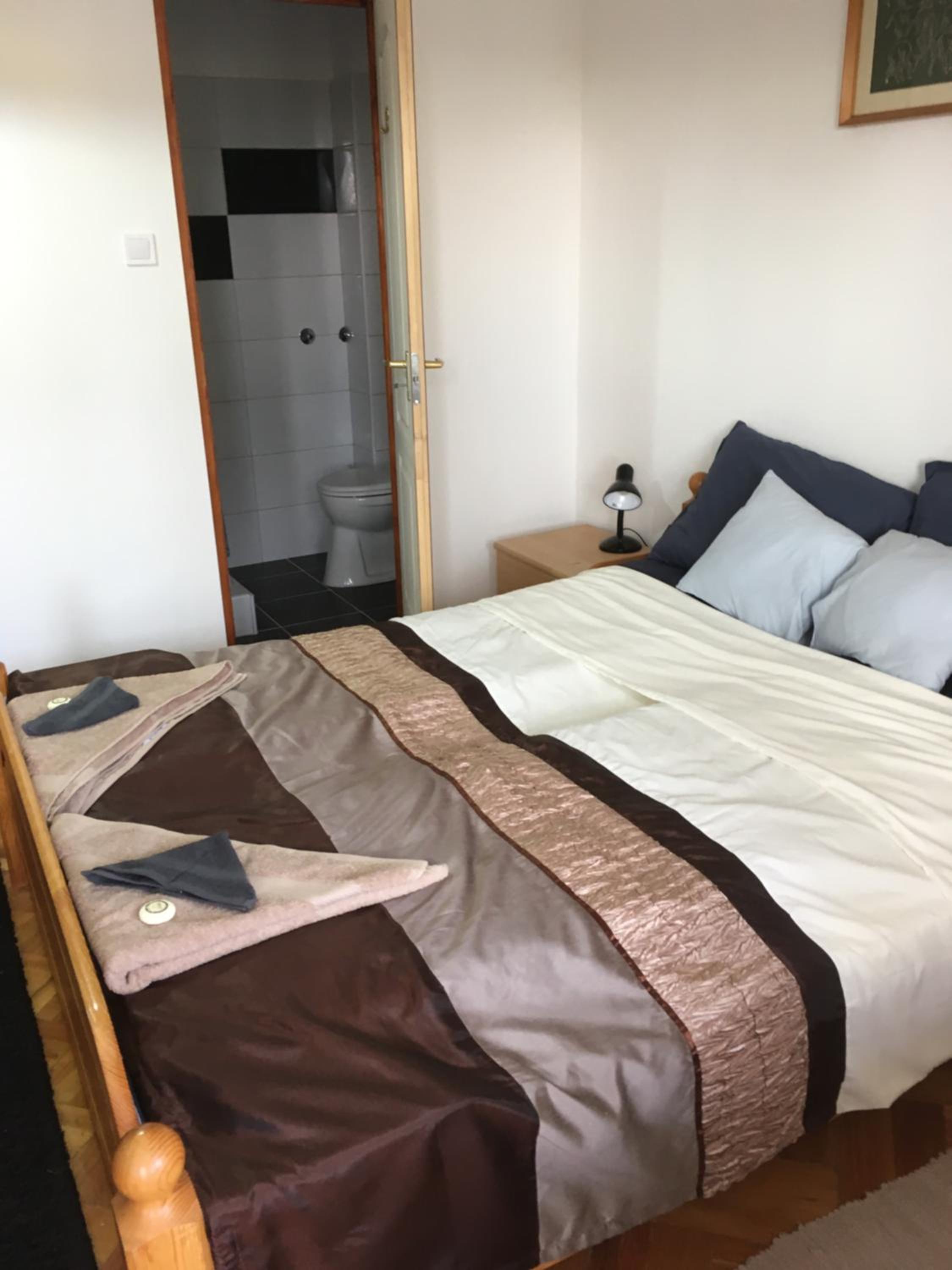 Double Room with Private Bathroom - Photo 4