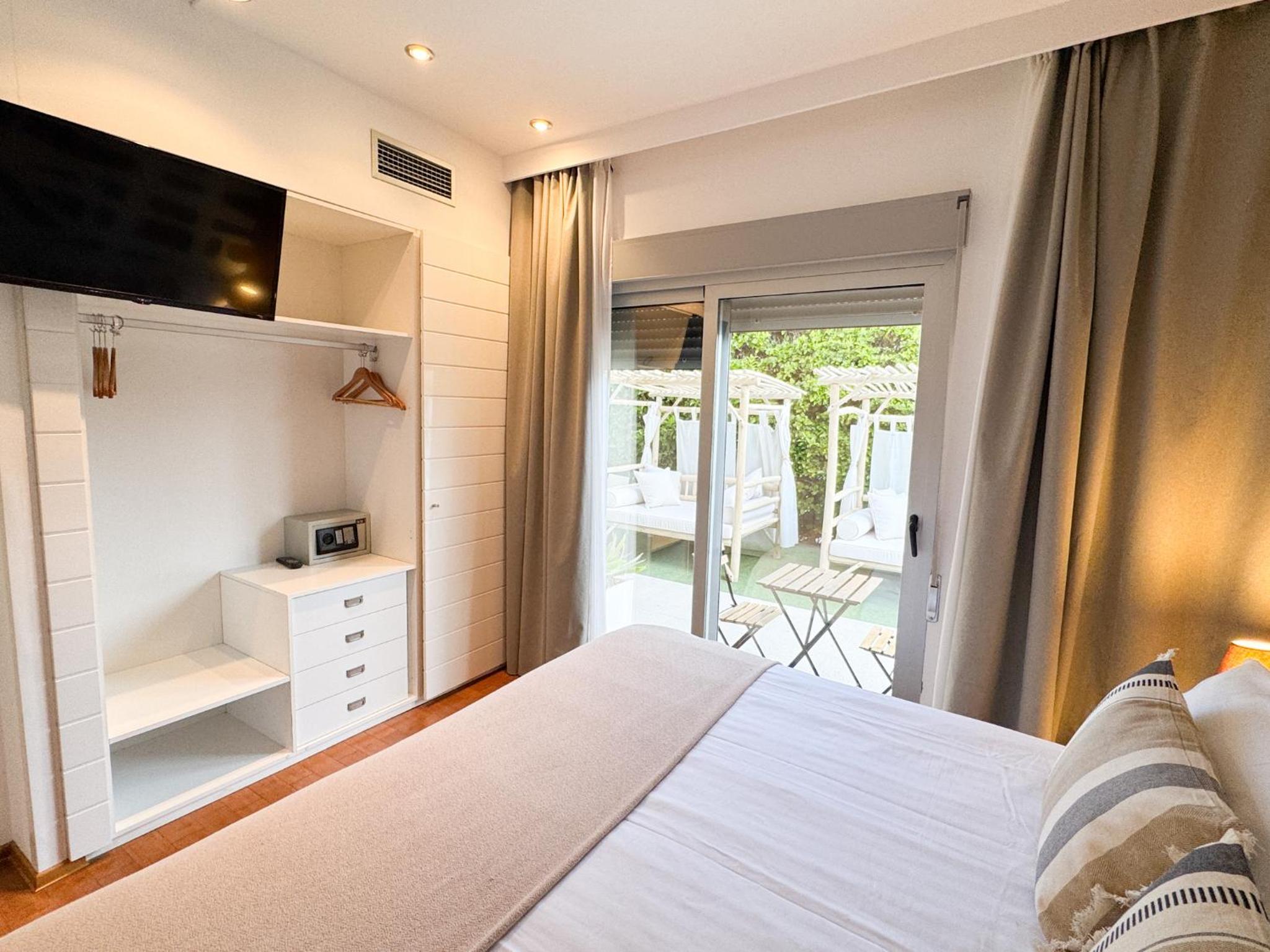 Double Room with Pool Access