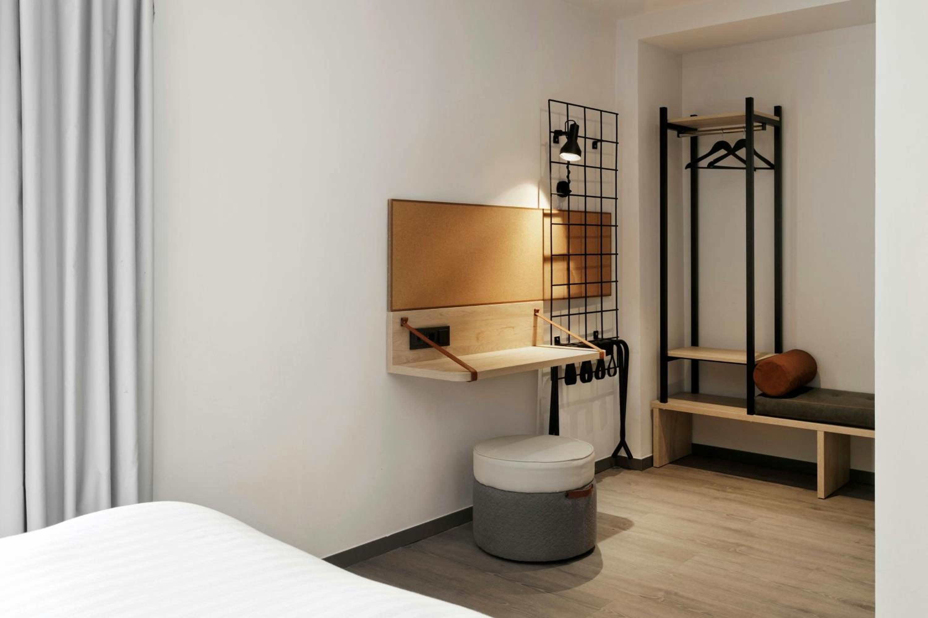 Moxy Mega Sleeper Executive Room - Lounge Access