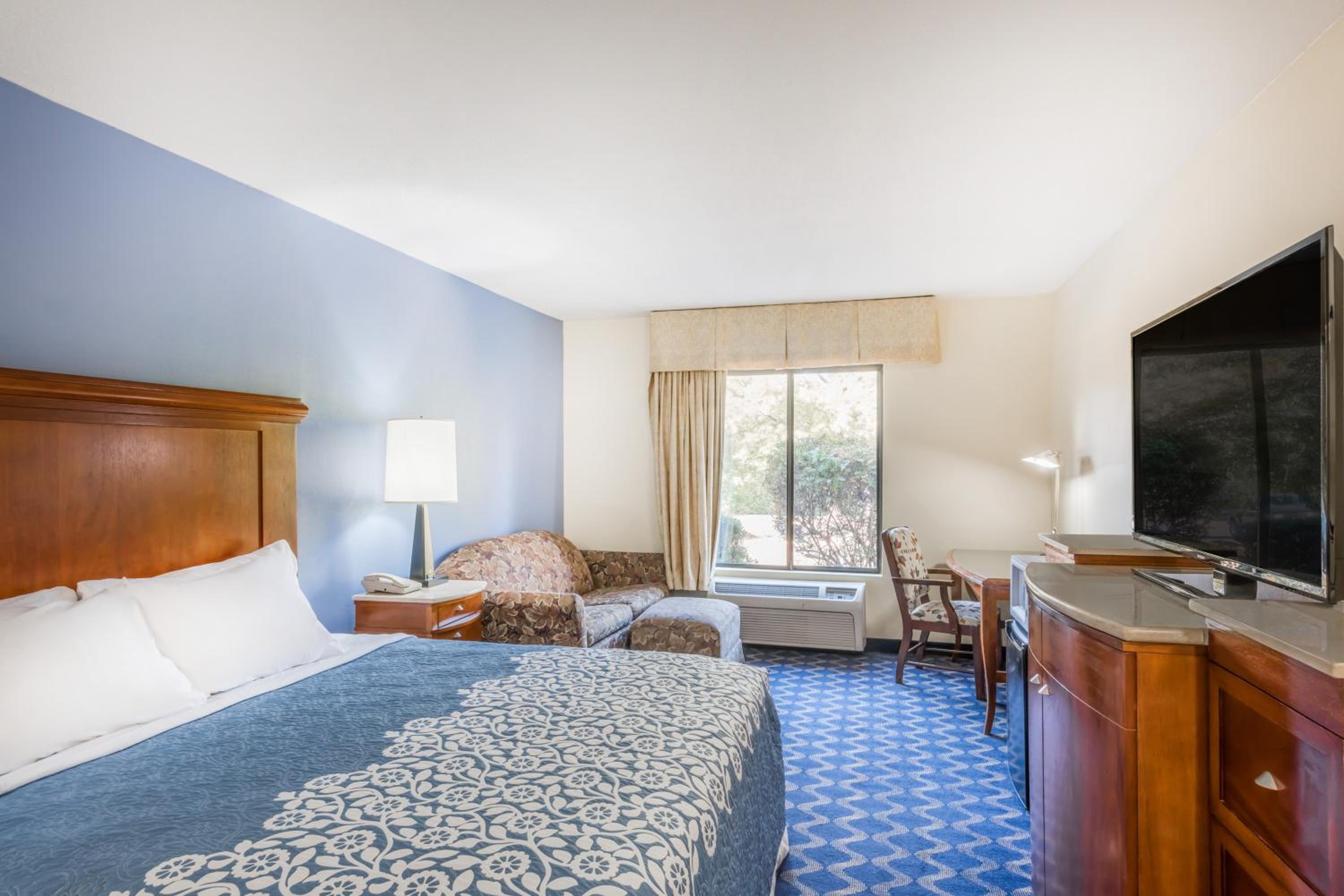 King Room - Non-Smoking - Photo 6