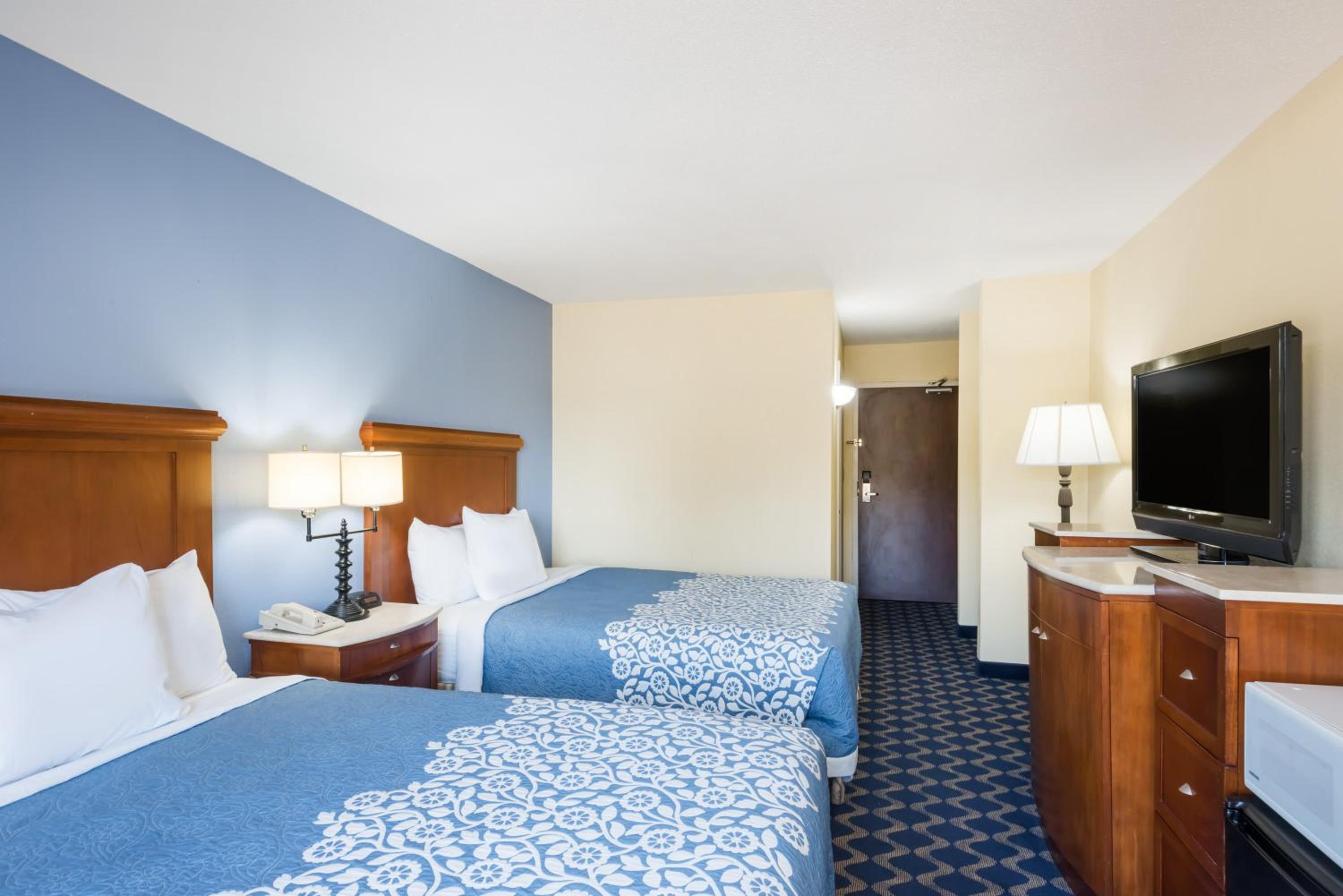 King Room - Non-Smoking - Photo 3