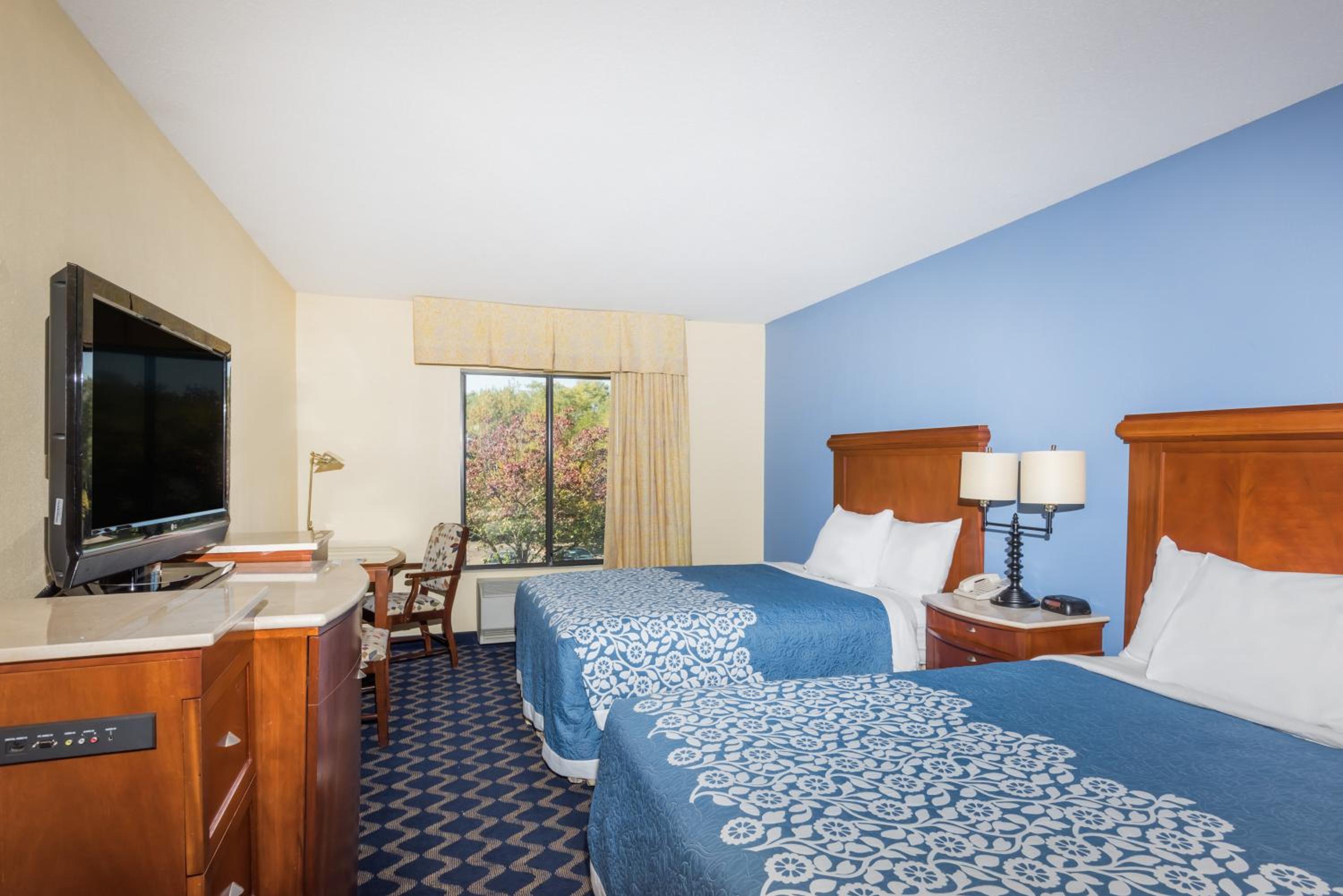 King Room - Non-Smoking - Photo 4